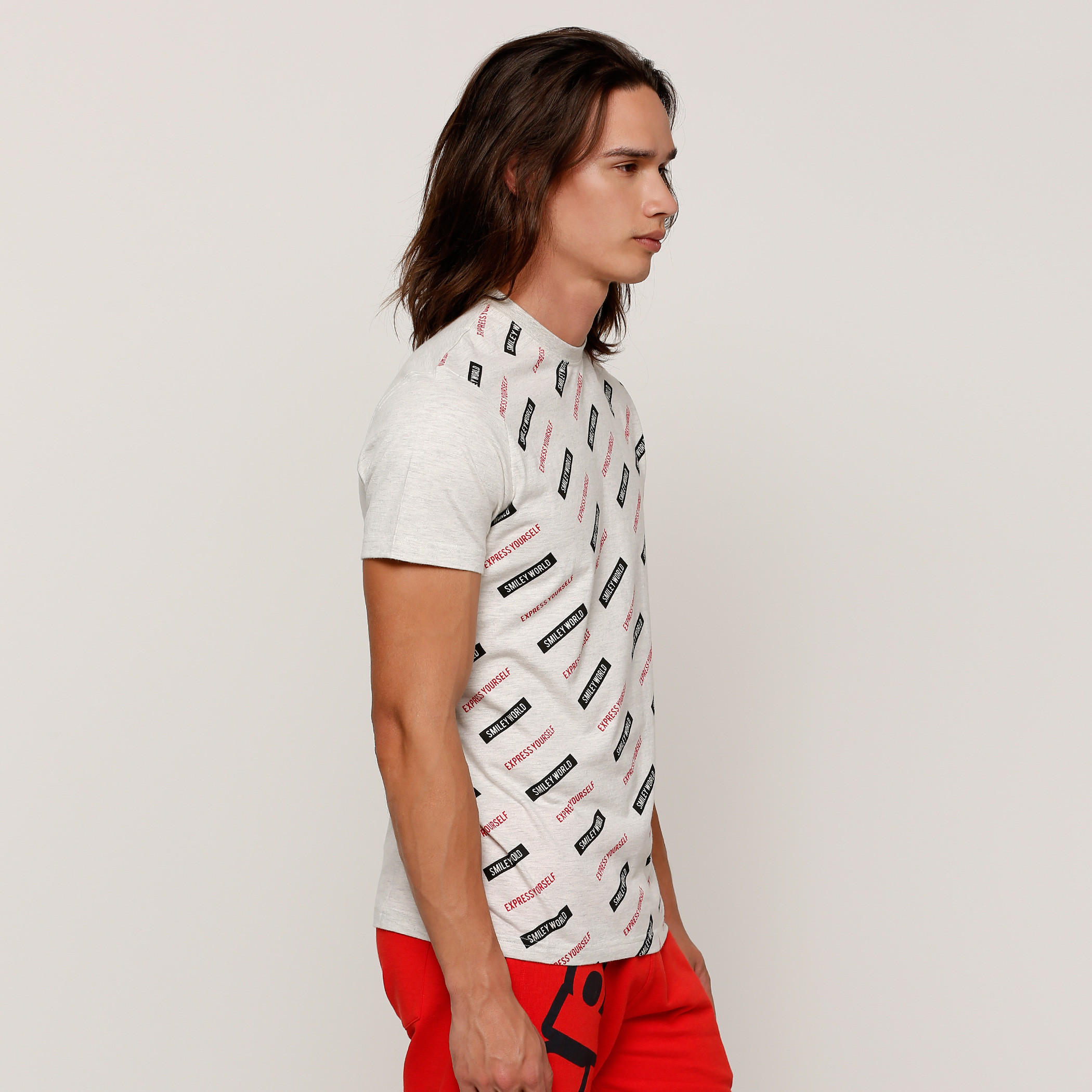 تيشيرت بأكمام قصيرة وياقة ضيقة وطبعات سمايلي وورلد-men-clothing-tshirtsandpolos-tshirts-image-3