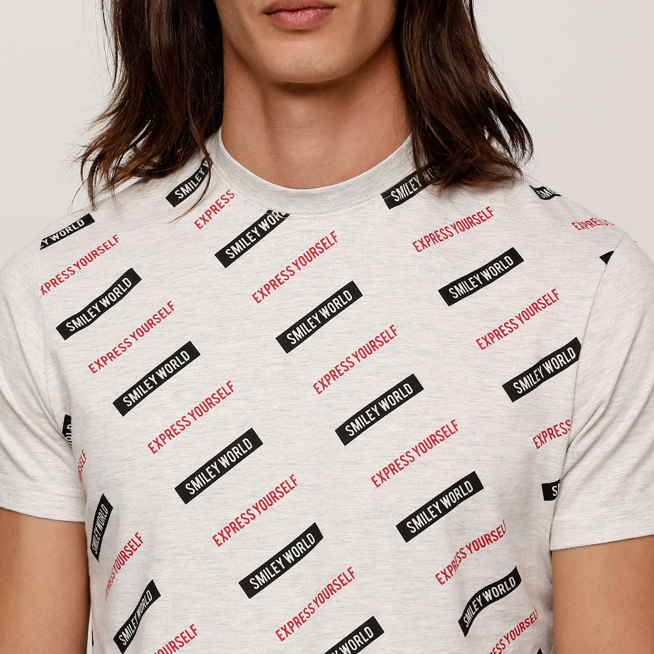 تيشيرت بأكمام قصيرة وياقة ضيقة وطبعات سمايلي وورلد-men-clothing-tshirtsandpolos-tshirts-image-4