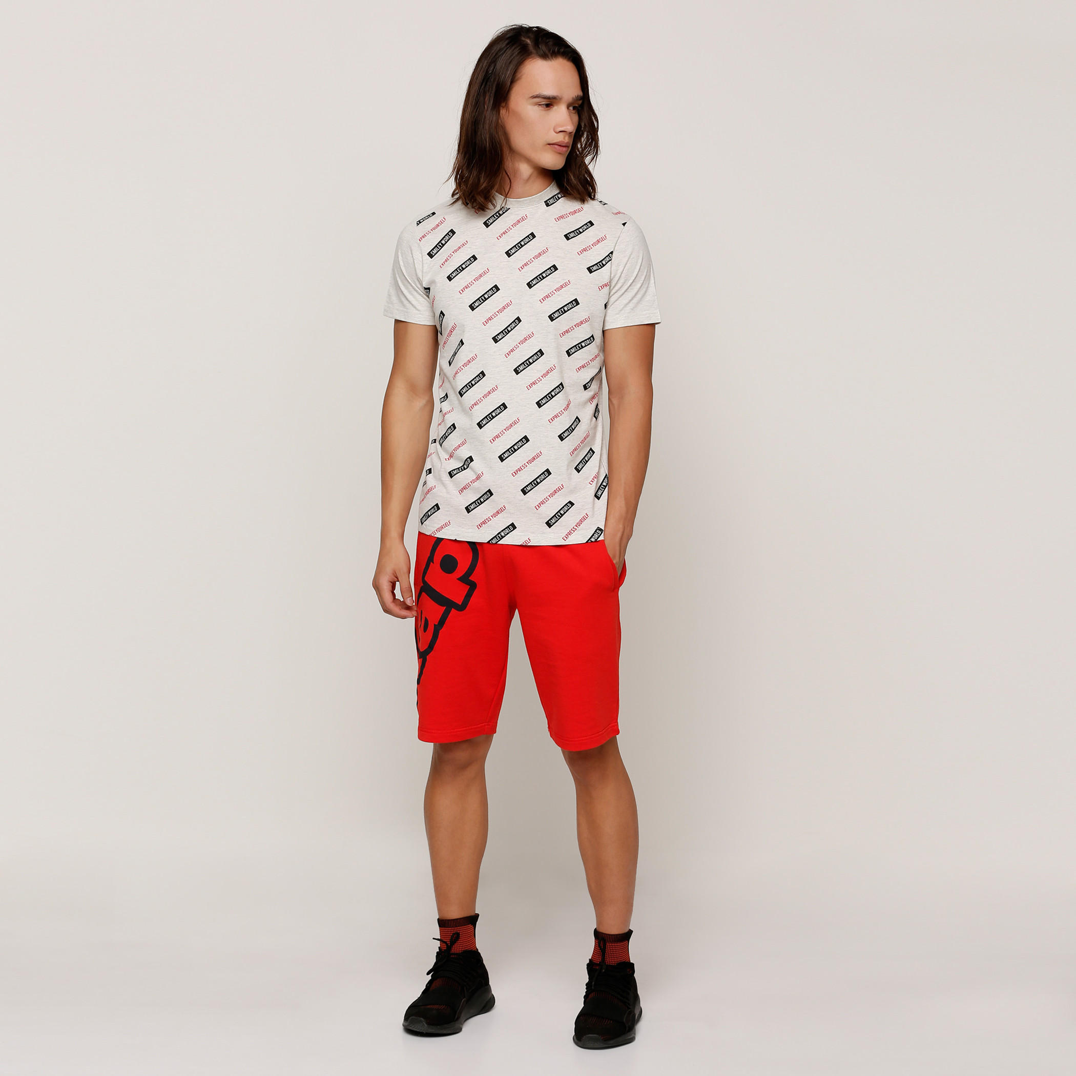 تيشيرت بأكمام قصيرة وياقة ضيقة وطبعات سمايلي وورلد-men-clothing-tshirtsandpolos-tshirts-image-5