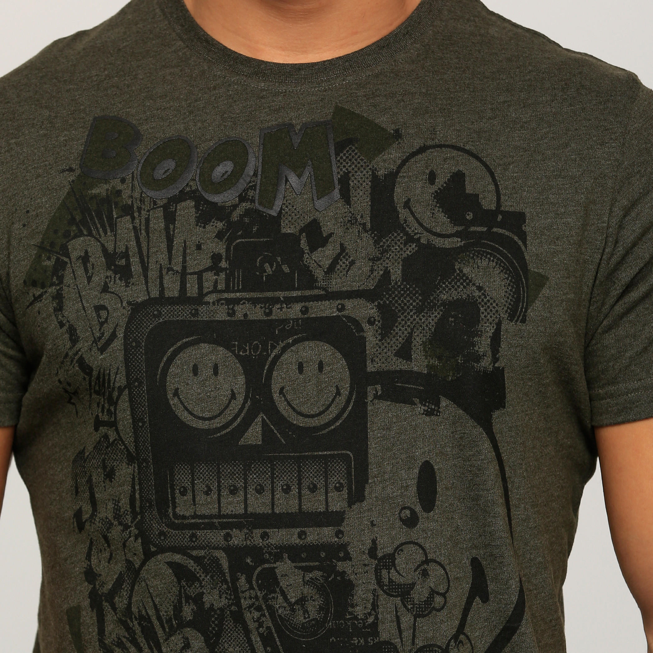 تيشيرت بياقة ضيّقة وأكمام قصيرة وطبعات سمايلي وورلد-men-clothing-tshirtsandpolos-tshirts-image-4