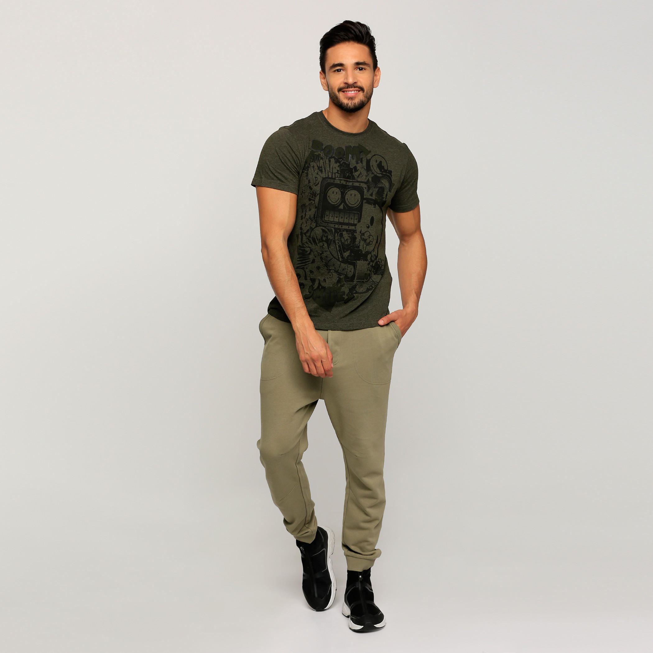 تيشيرت بياقة ضيّقة وأكمام قصيرة وطبعات سمايلي وورلد-men-clothing-tshirtsandpolos-tshirts-image-5