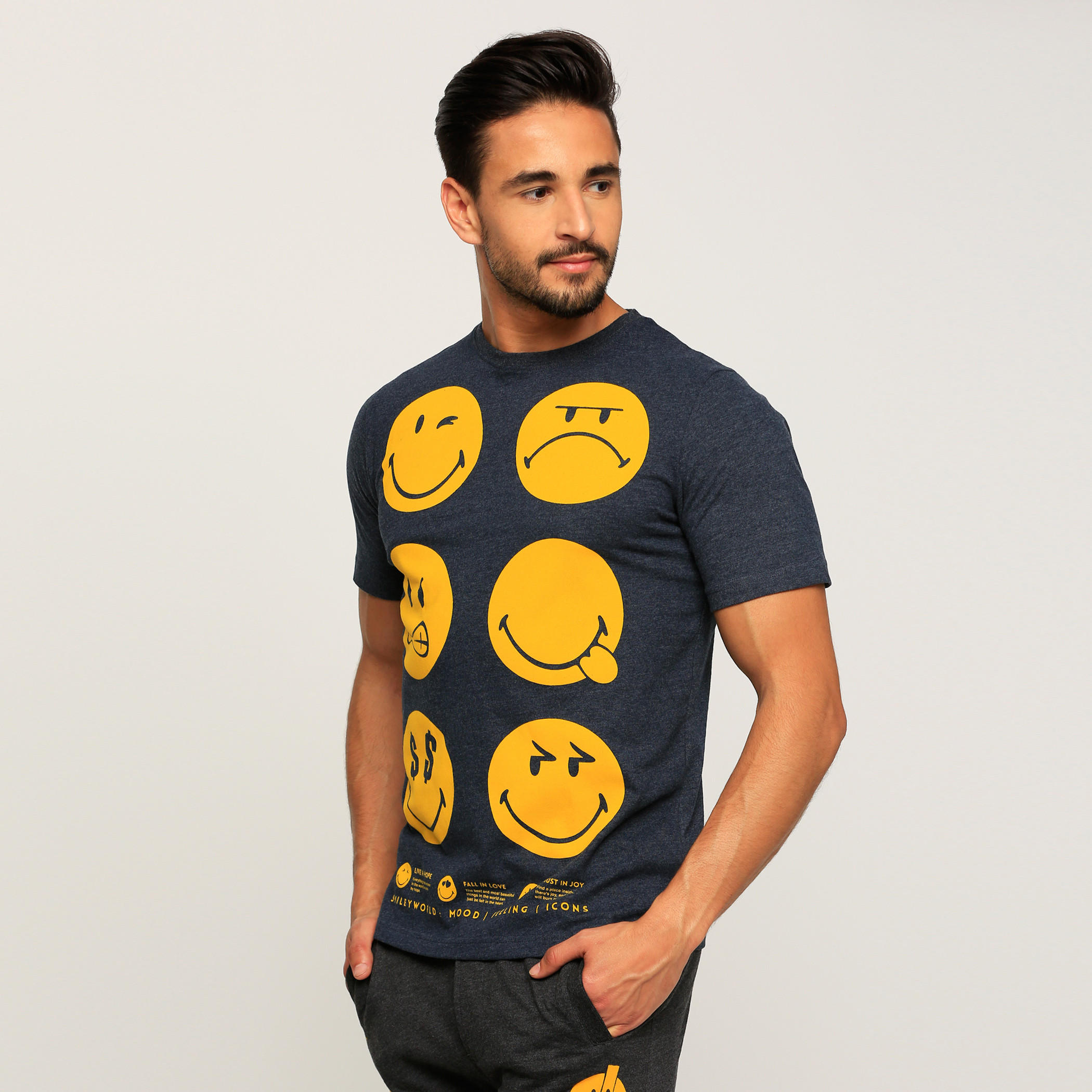 تيشيرت بأكمام قصيرة وياقة مستديرة مع طبعات سمايلي وورلد-men-clothing-tshirtsandpolos-tshirts-image-3