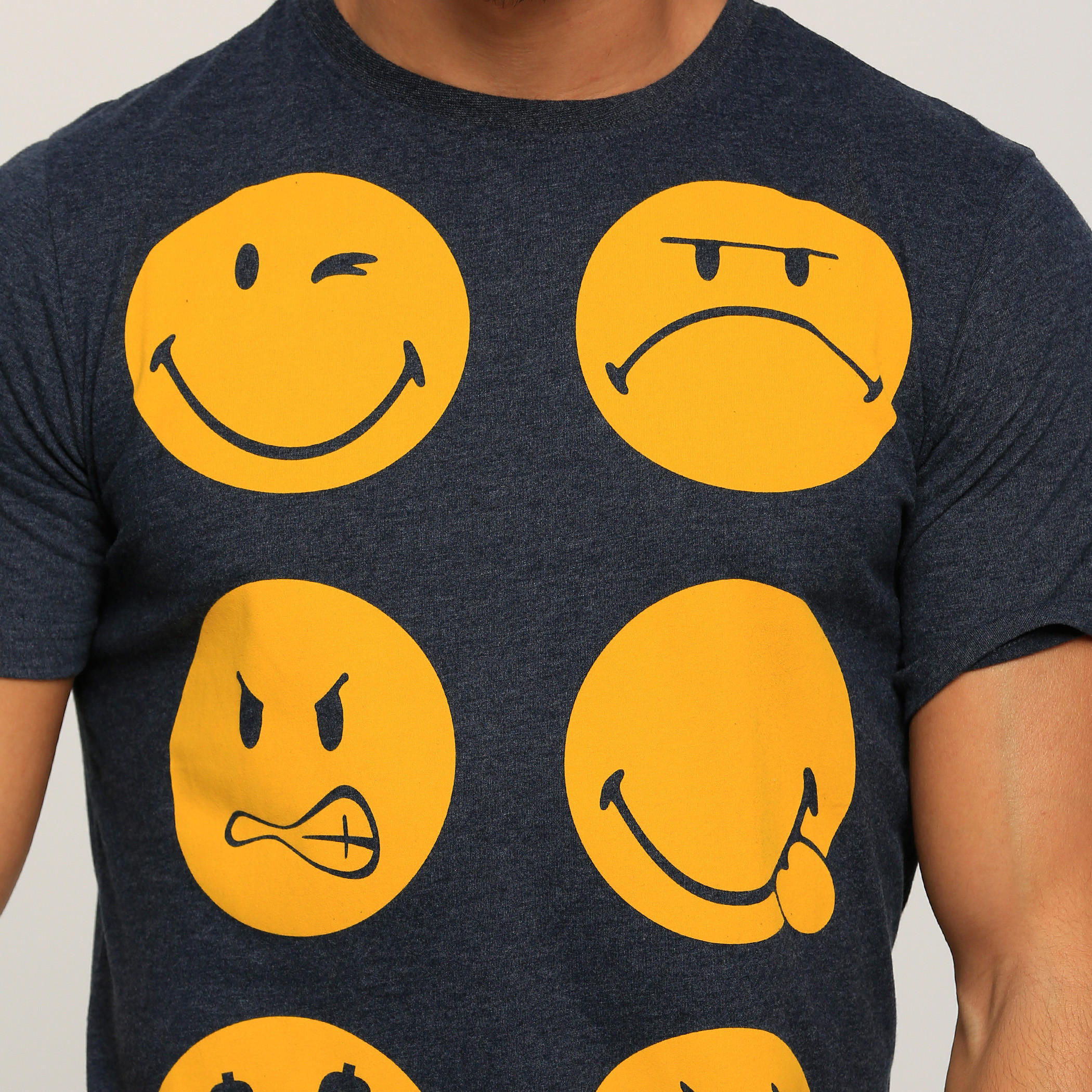 تيشيرت بأكمام قصيرة وياقة مستديرة مع طبعات سمايلي وورلد-men-clothing-tshirtsandpolos-tshirts-image-4