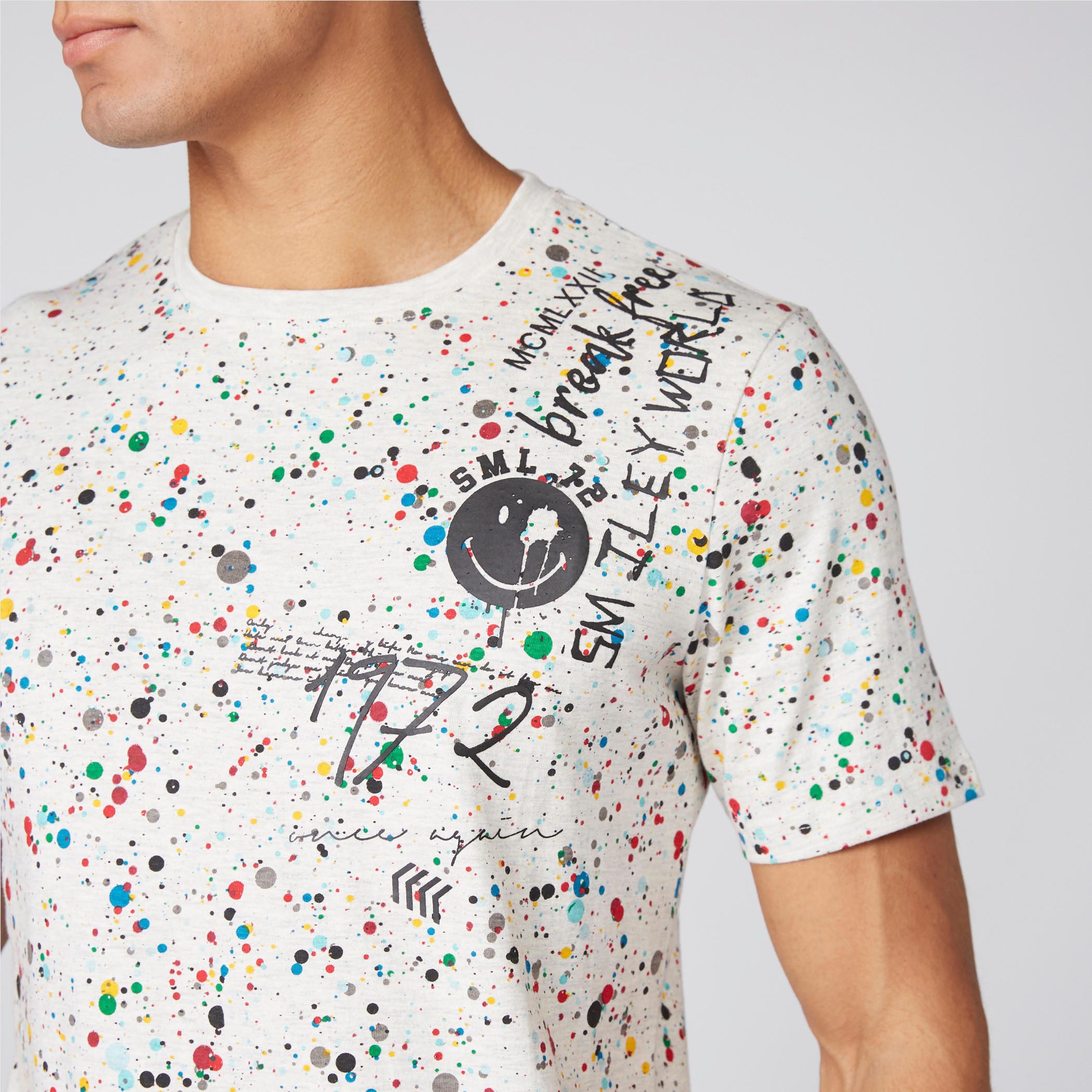 تيشيرت بأكمام قصيرة وطبعات سمايلي وورلد-men-clothing-tshirtsandpolos-tshirts-image-2