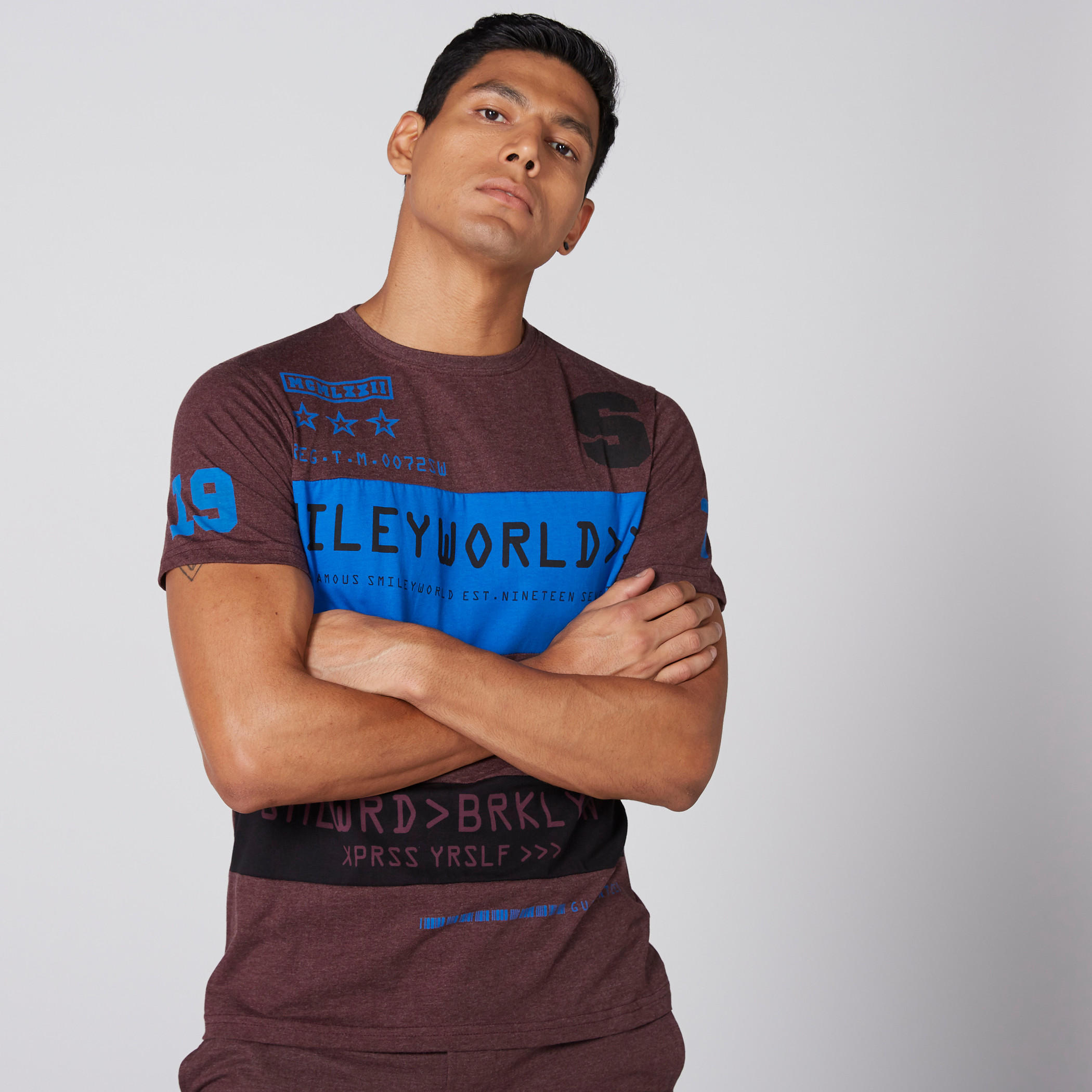تيشيرت بياقة مستديرة وأكمام قصيرة وطبعات جرافيك سمايلي وورلد-men-clothing-tshirtsandpolos-tshirts-image-2