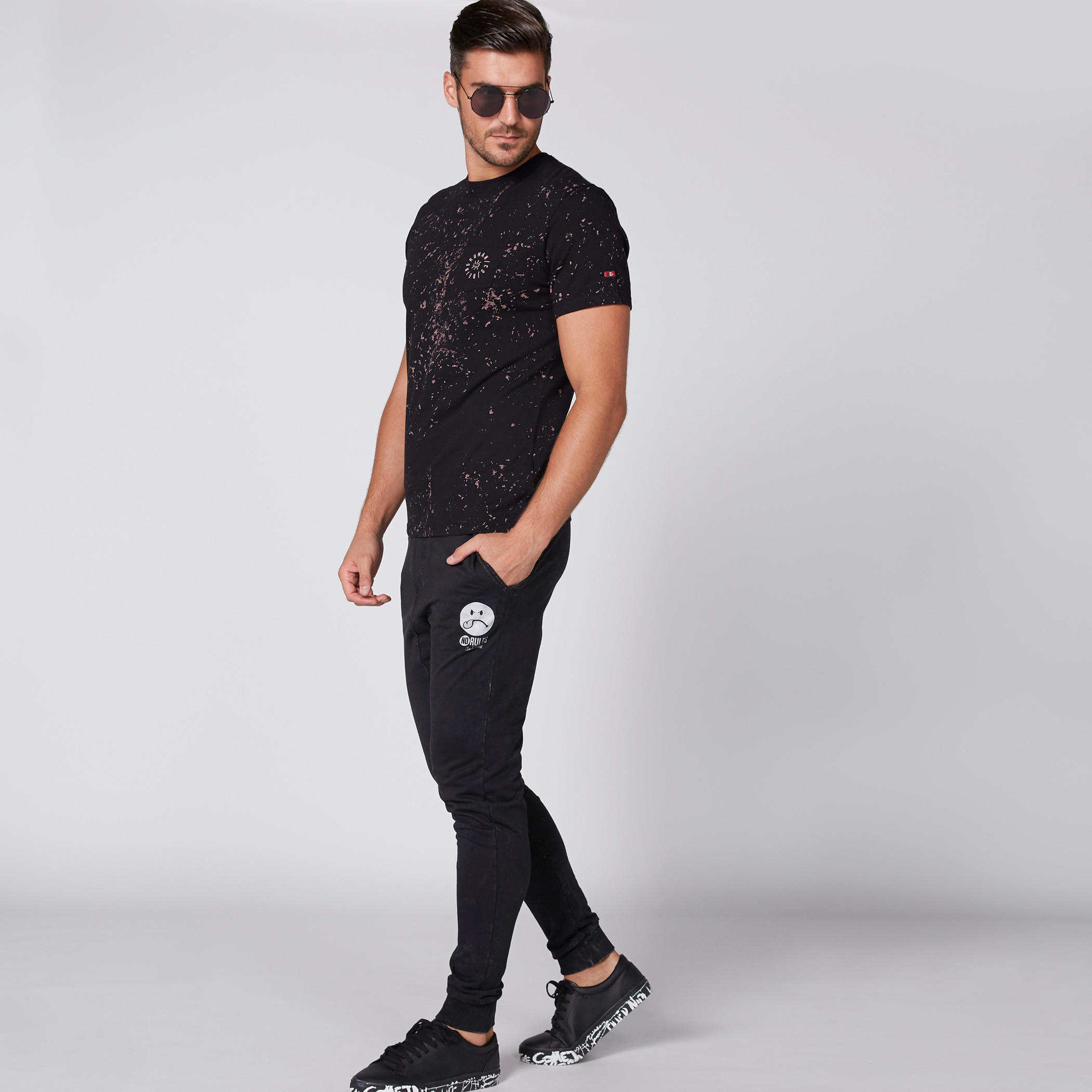 بنطال رياضي طويل بخصر مطاطّي وطبعات سمايلي وورلد-men-clothing-bottoms-joggers-image-1