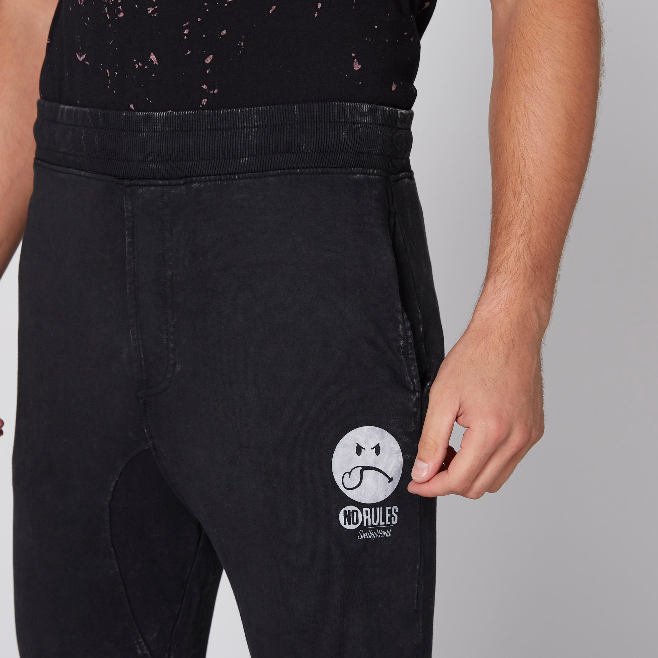 بنطال رياضي طويل بخصر مطاطّي وطبعات سمايلي وورلد-men-clothing-bottoms-joggers-image-2