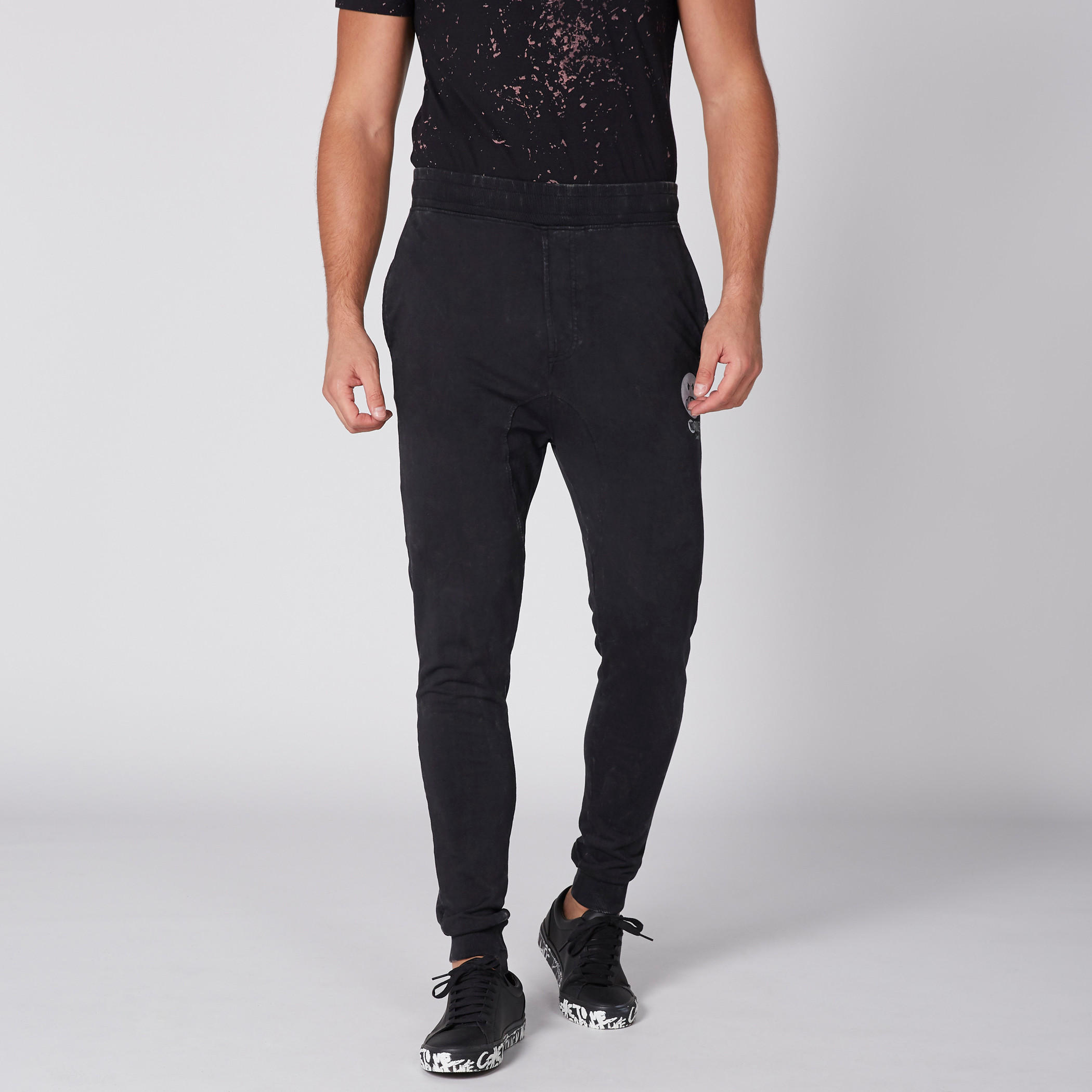 بنطال رياضي طويل بخصر مطاطّي وطبعات سمايلي وورلد-men-clothing-bottoms-joggers-image-3