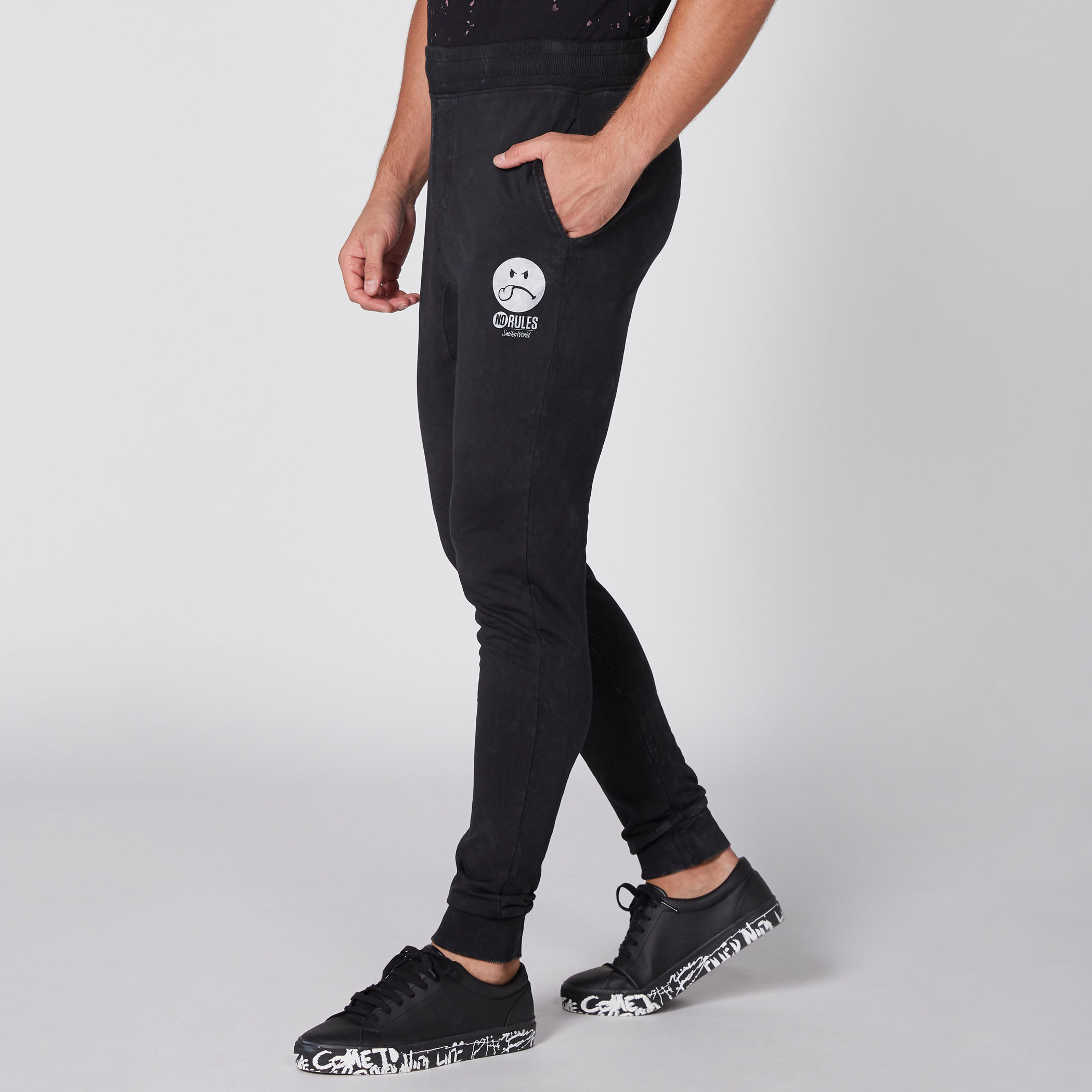 بنطال رياضي طويل بخصر مطاطّي وطبعات سمايلي وورلد-men-clothing-bottoms-joggers-image-4