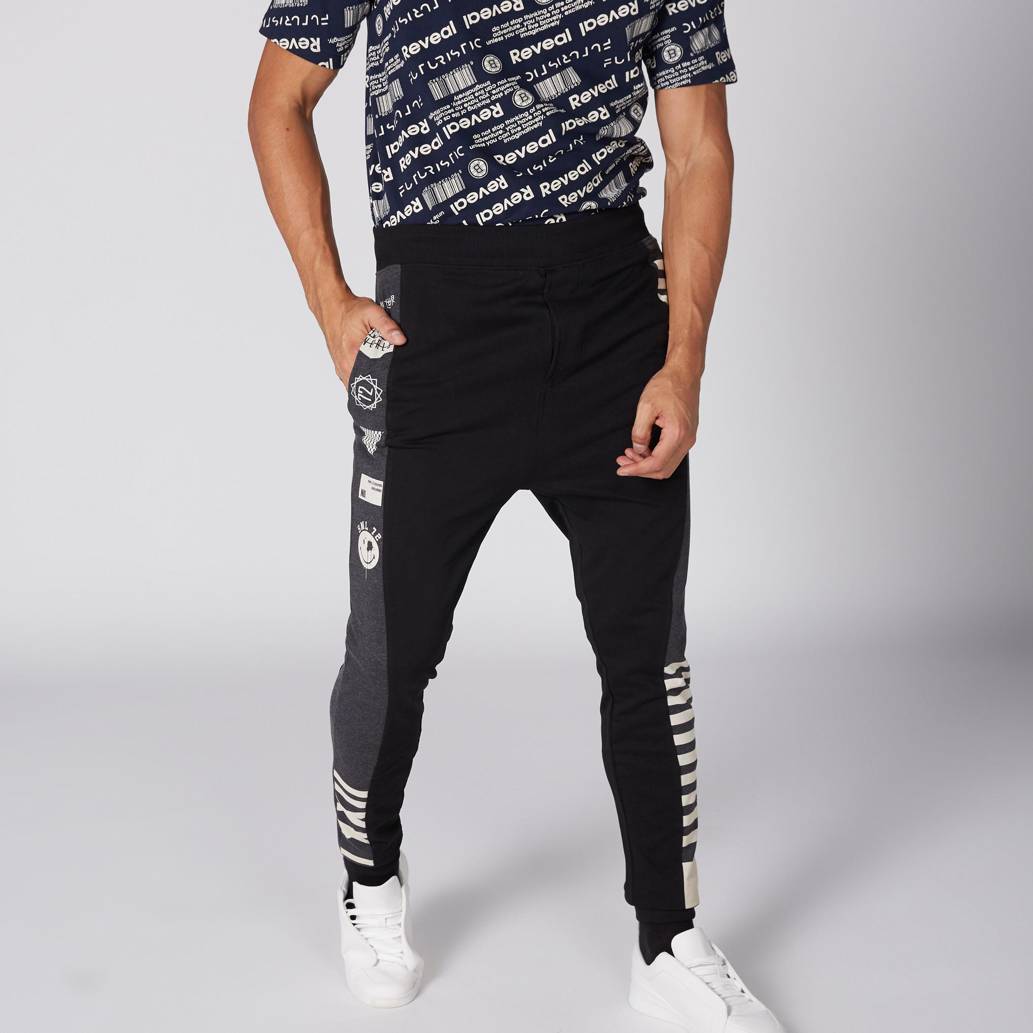 بنطال رياضي بخصر مطّاطي وطبعات سمايلي وورلد-men-clothing-bottoms-trousersandchinos-trousers-image-2