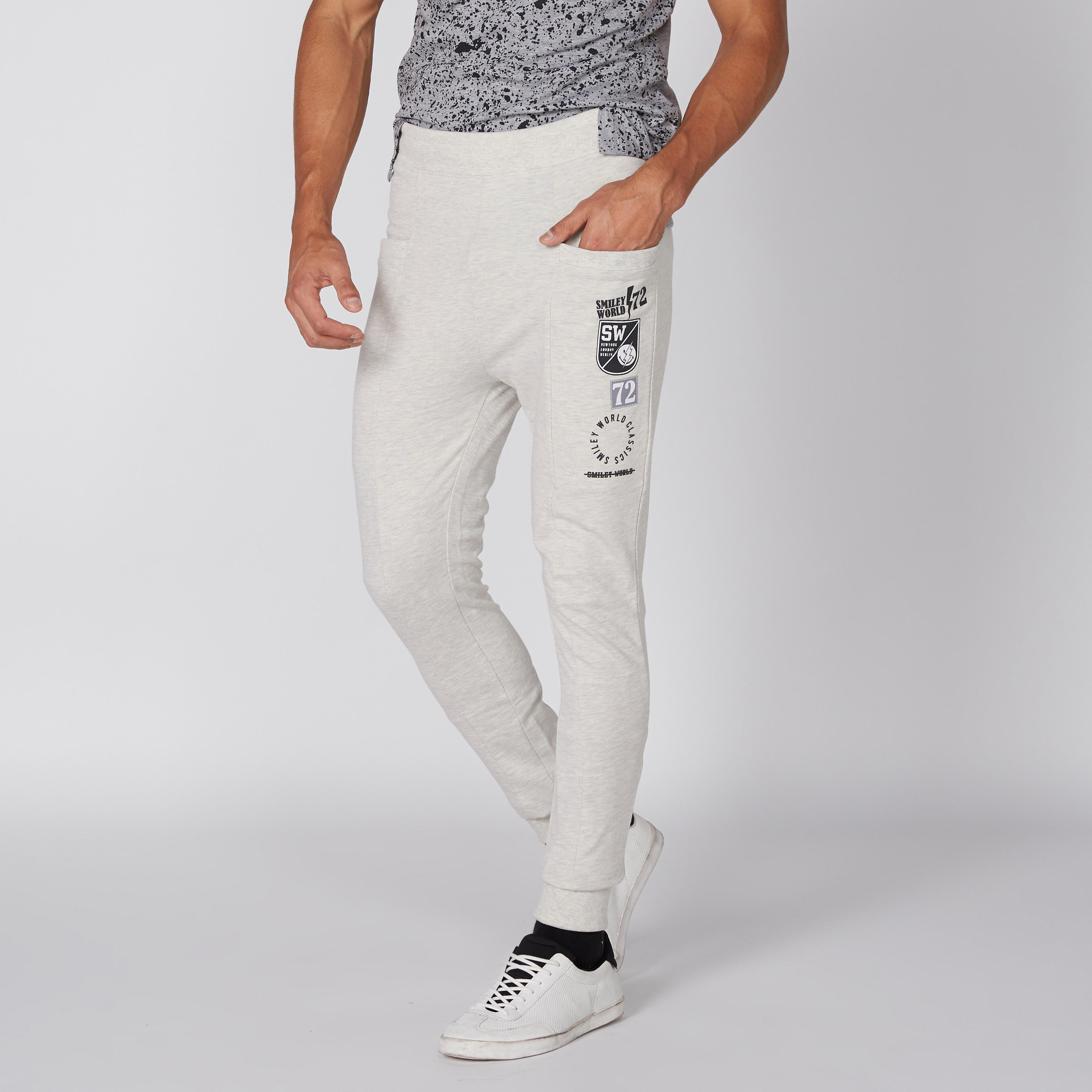 بنطال رياضي طويل بجيوب وطبعات سمايلي وورلد-men-clothing-bottoms-joggers-image-1