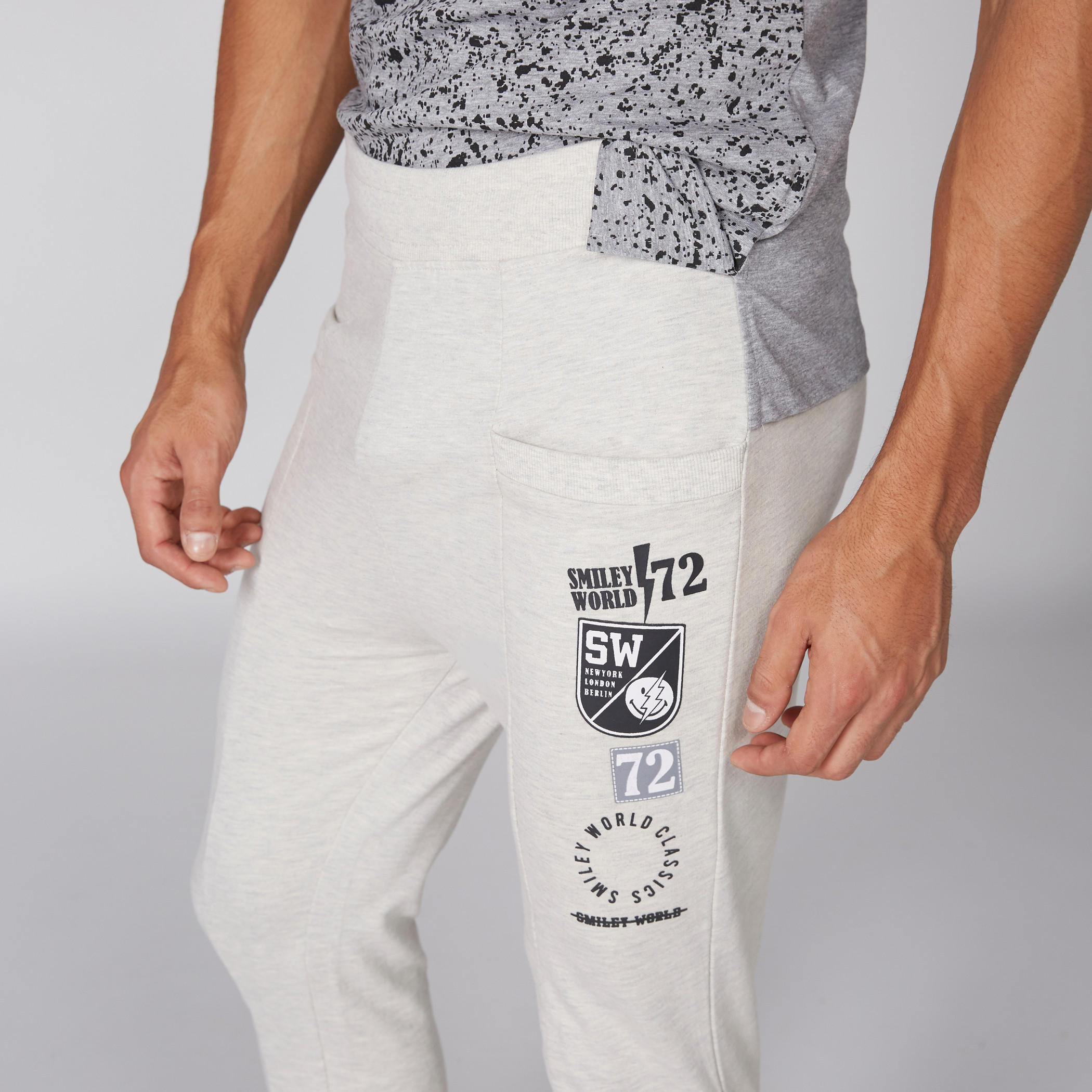 بنطال رياضي طويل بجيوب وطبعات سمايلي وورلد-men-clothing-bottoms-joggers-image-3