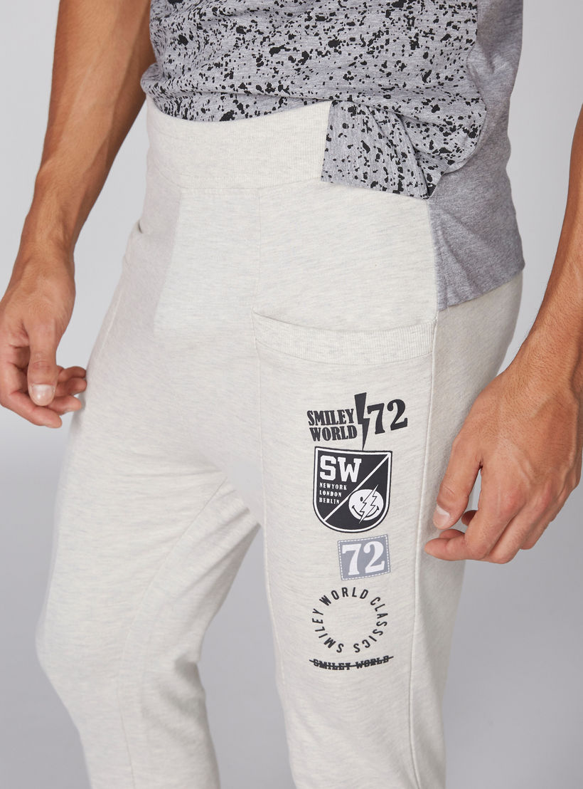بنطال رياضي طويل بجيوب وطبعات سمايلي وورلد-men-clothing-bottoms-joggers-image-3