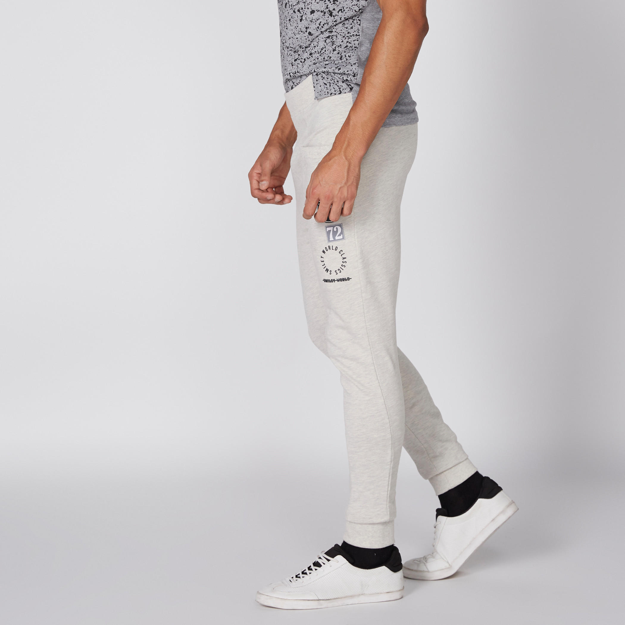 بنطال رياضي طويل بجيوب وطبعات سمايلي وورلد-men-clothing-bottoms-joggers-image-4