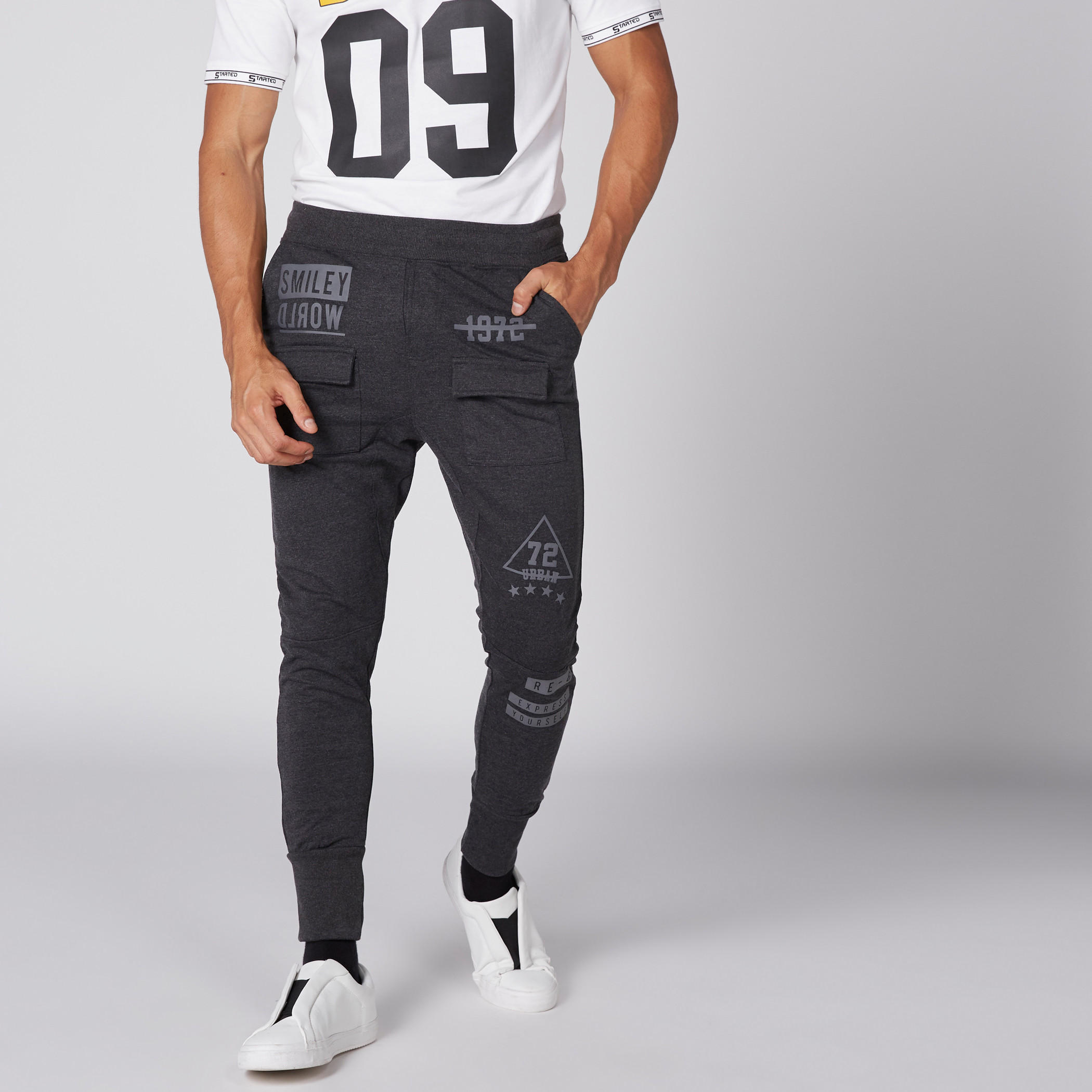 بنطال رياضي بخصر مطّاطي وطبعات سمايلي وورلد-men-clothing-bottoms-joggers-image-1