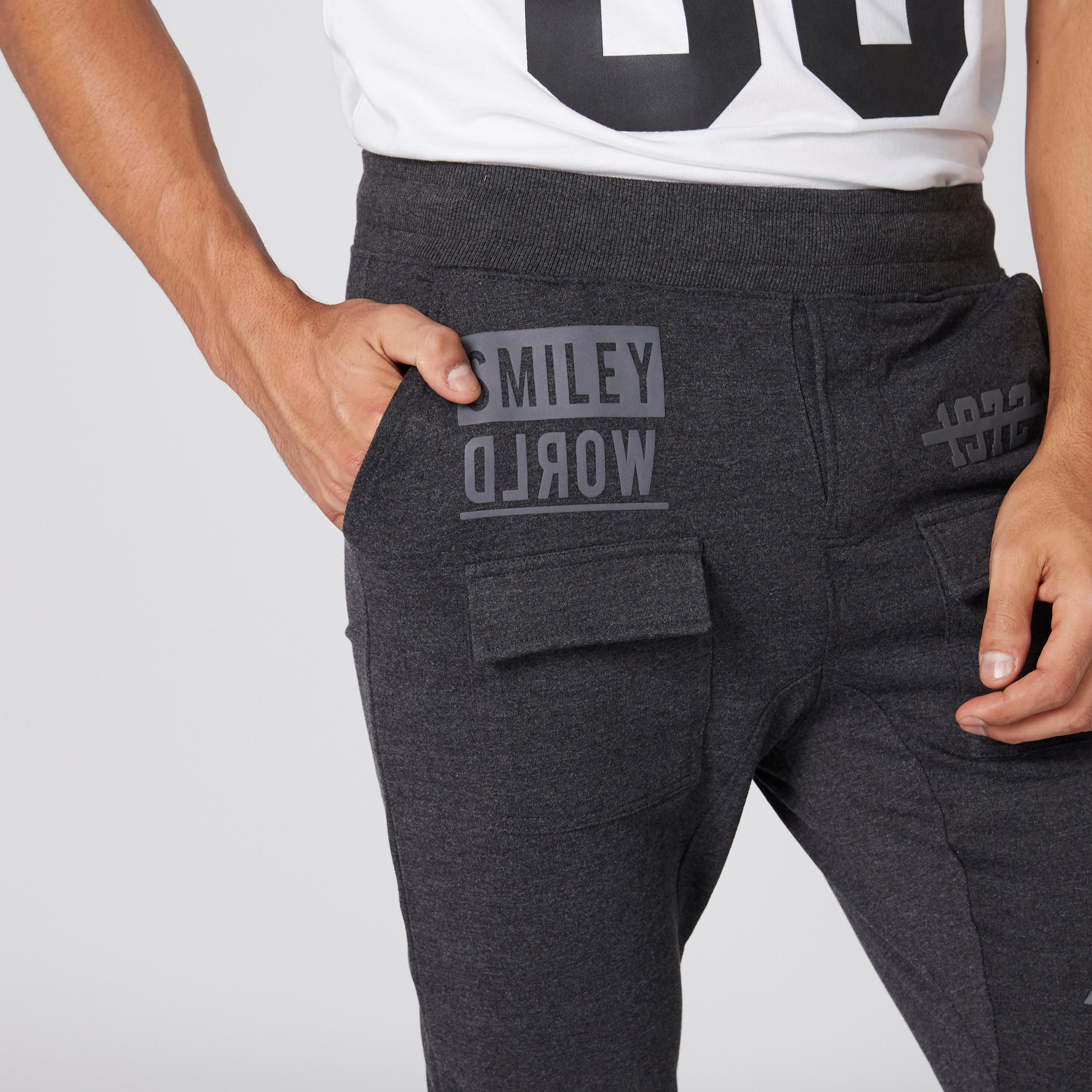 بنطال رياضي بخصر مطّاطي وطبعات سمايلي وورلد-men-clothing-bottoms-joggers-image-4