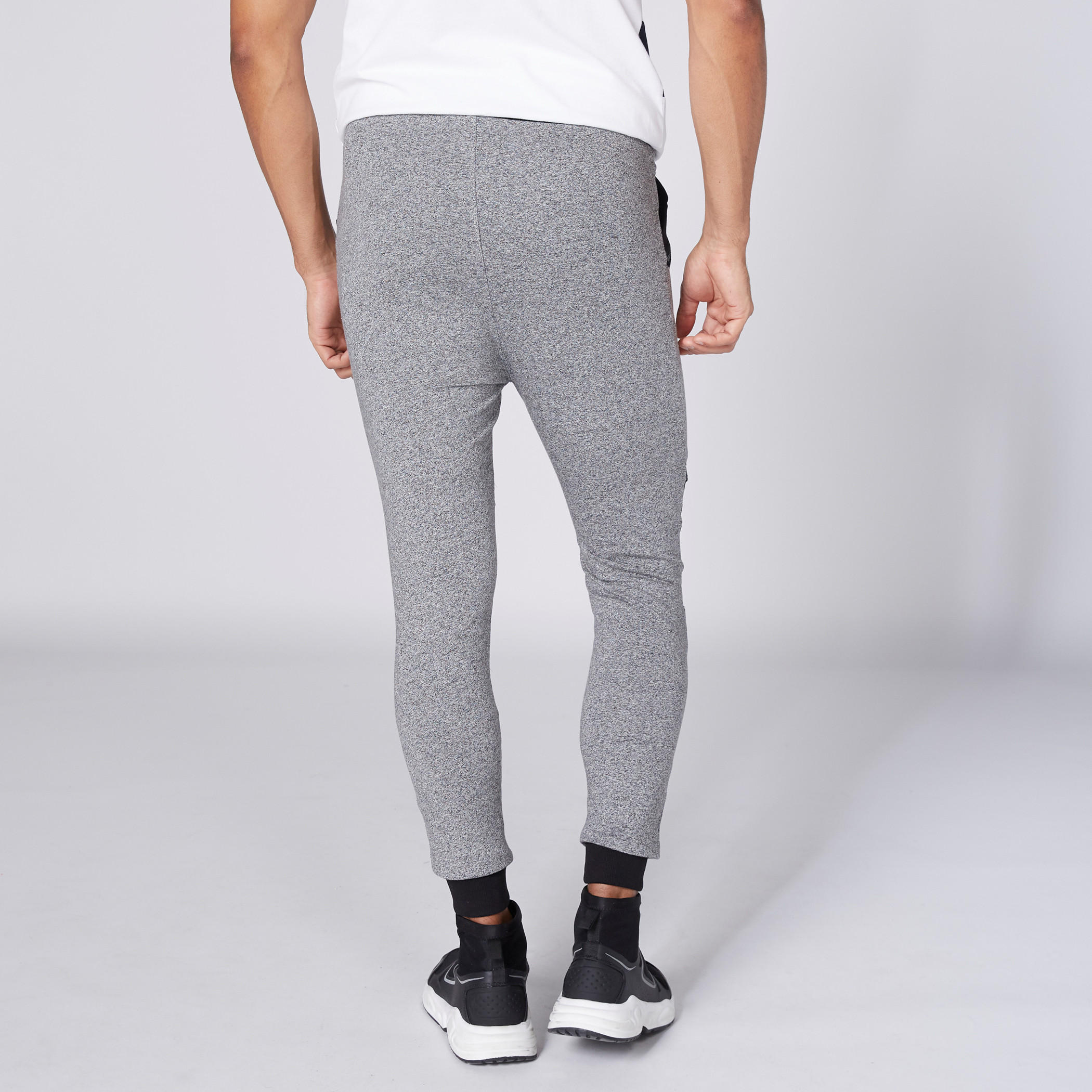 بنطال رياضي بطبعات سمايلي وورلد وجيوب-men-clothing-bottoms-joggers-image-2