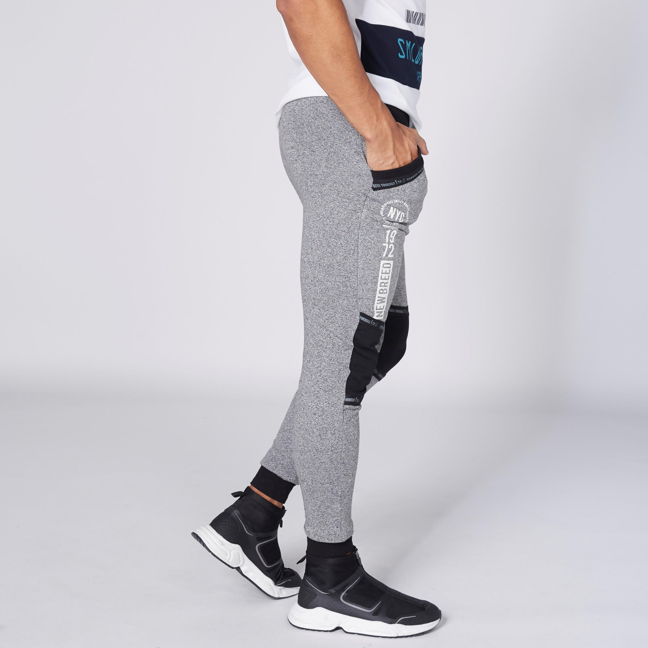 بنطال رياضي بطبعات سمايلي وورلد وجيوب-men-clothing-bottoms-joggers-image-3
