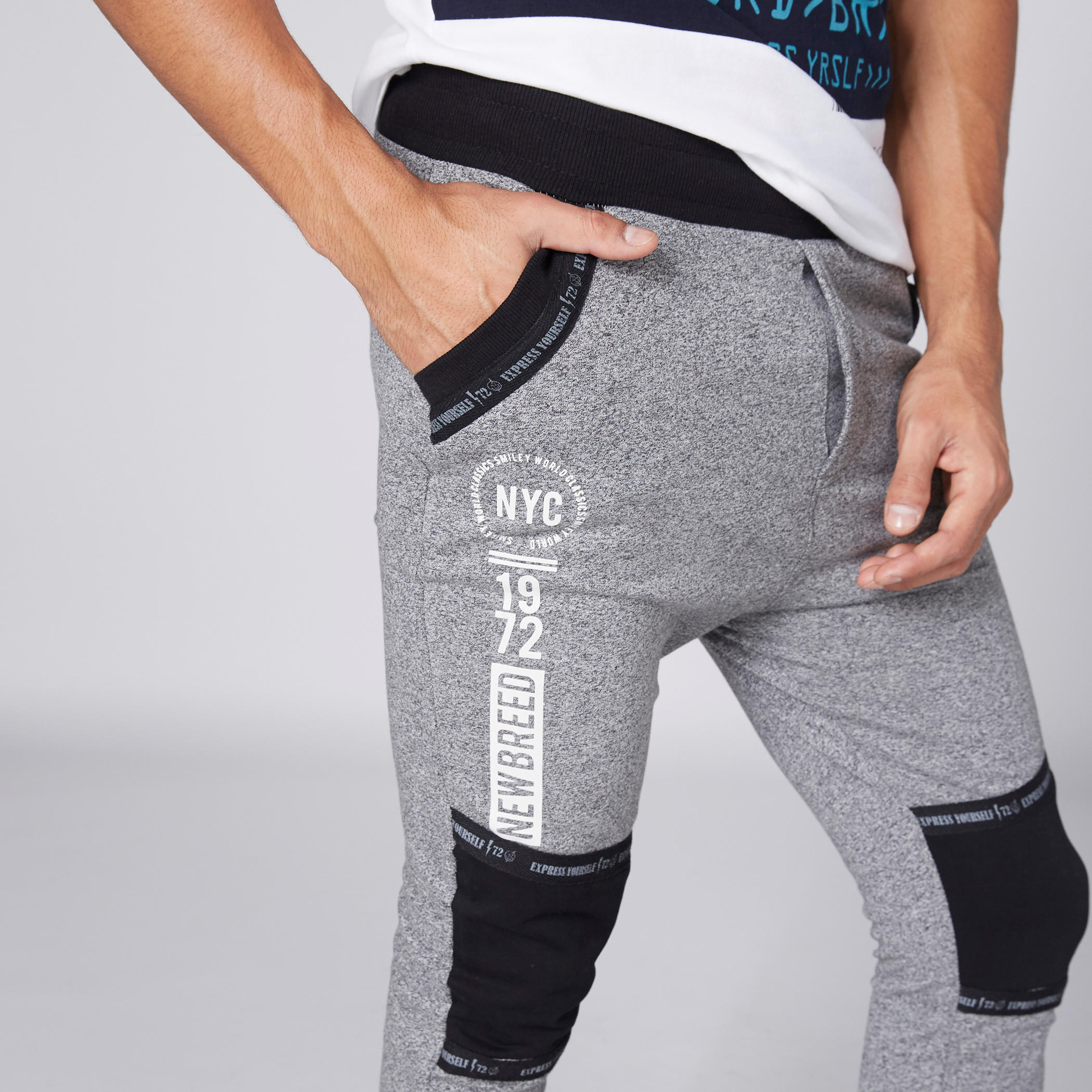 بنطال رياضي بطبعات سمايلي وورلد وجيوب-men-clothing-bottoms-joggers-image-4
