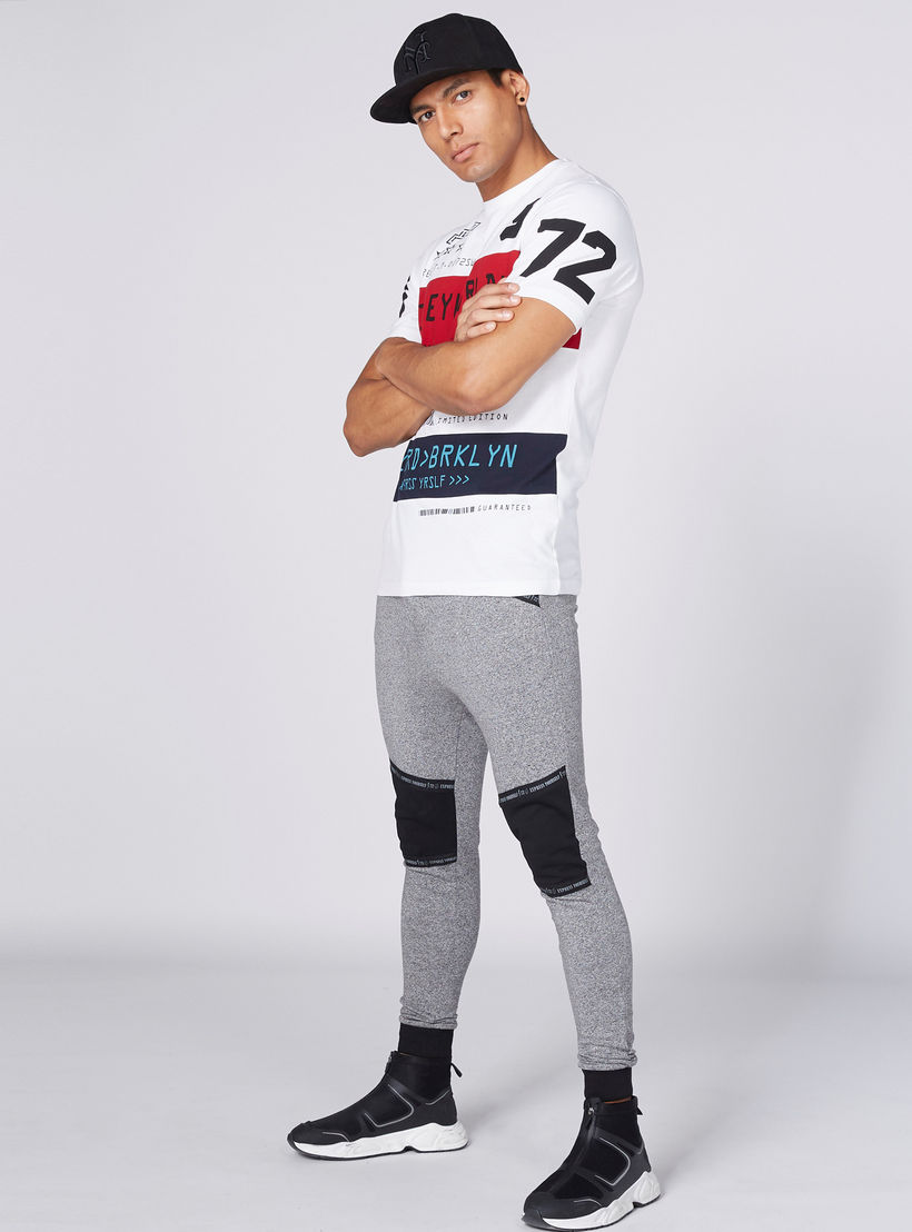 بنطال رياضي بطبعات سمايلي وورلد وجيوب-men-clothing-bottoms-joggers-image-5