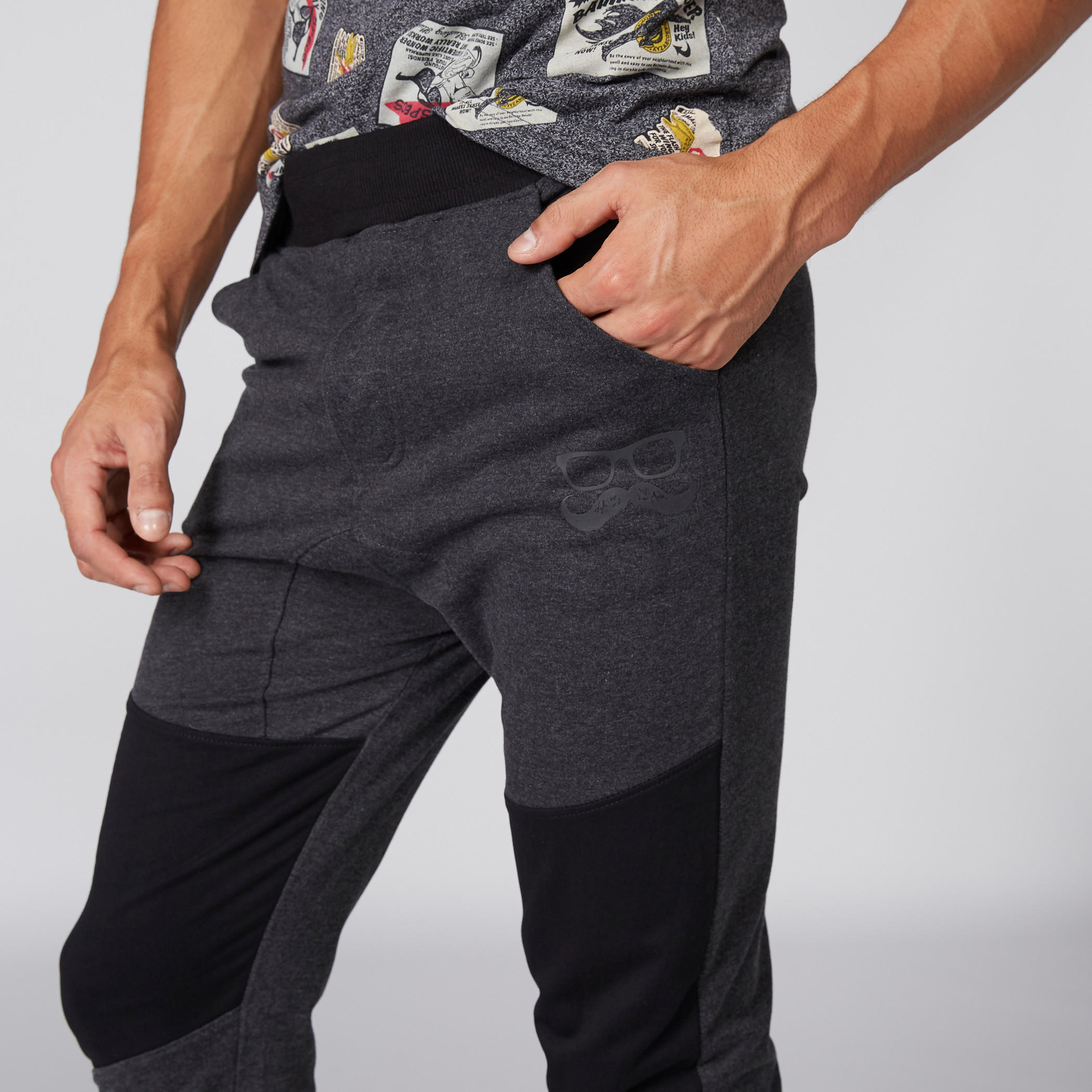 بنطال رياضي طويل بخصر مطاطّي من سمايلي وورلد-men-clothing-bottoms-joggers-image-4