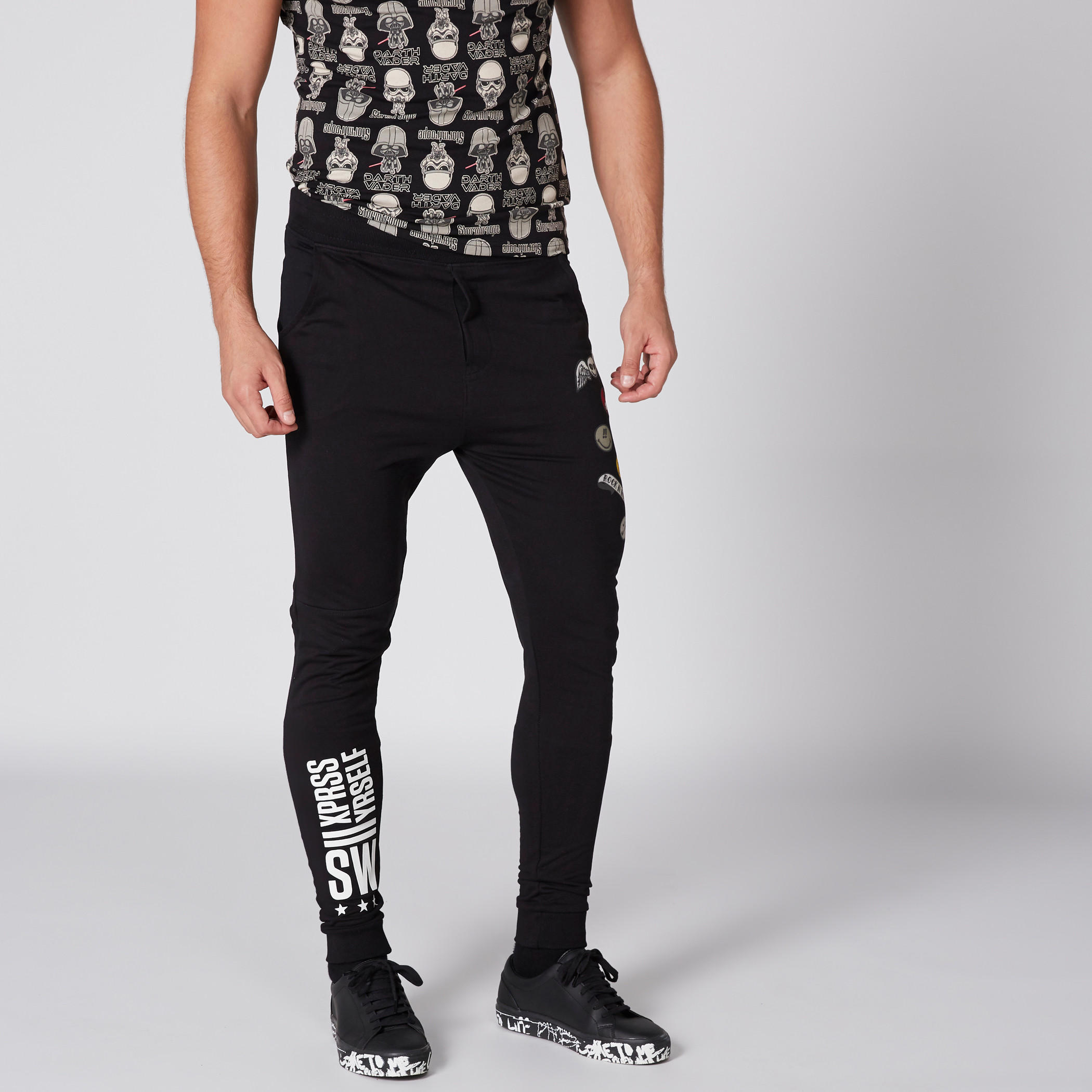 بنطال رياضي طويل بجيوب وطبعات سمايلي وورلد-men-clothing-bottoms-joggers-image-1