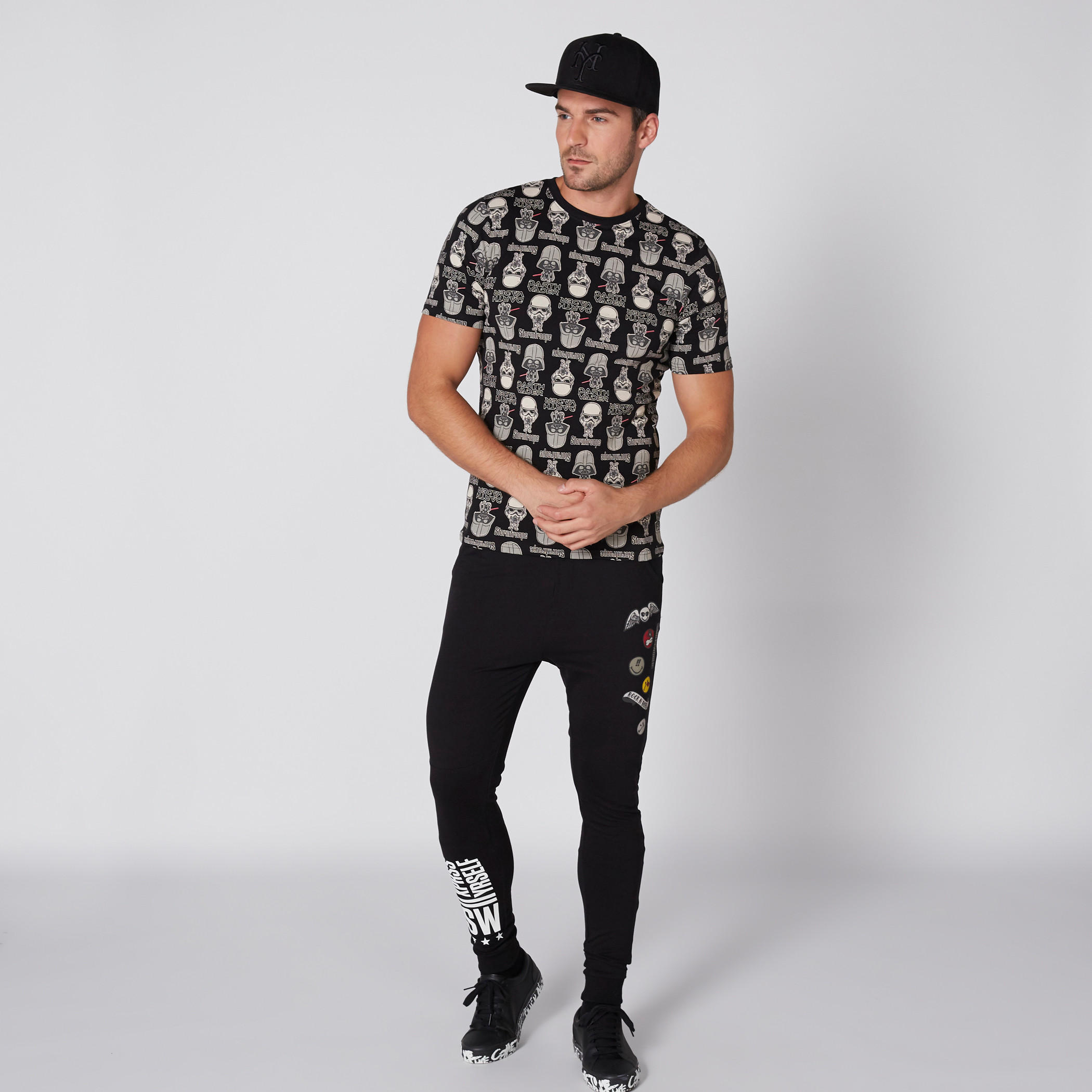 بنطال رياضي طويل بجيوب وطبعات سمايلي وورلد-men-clothing-bottoms-joggers-image-2