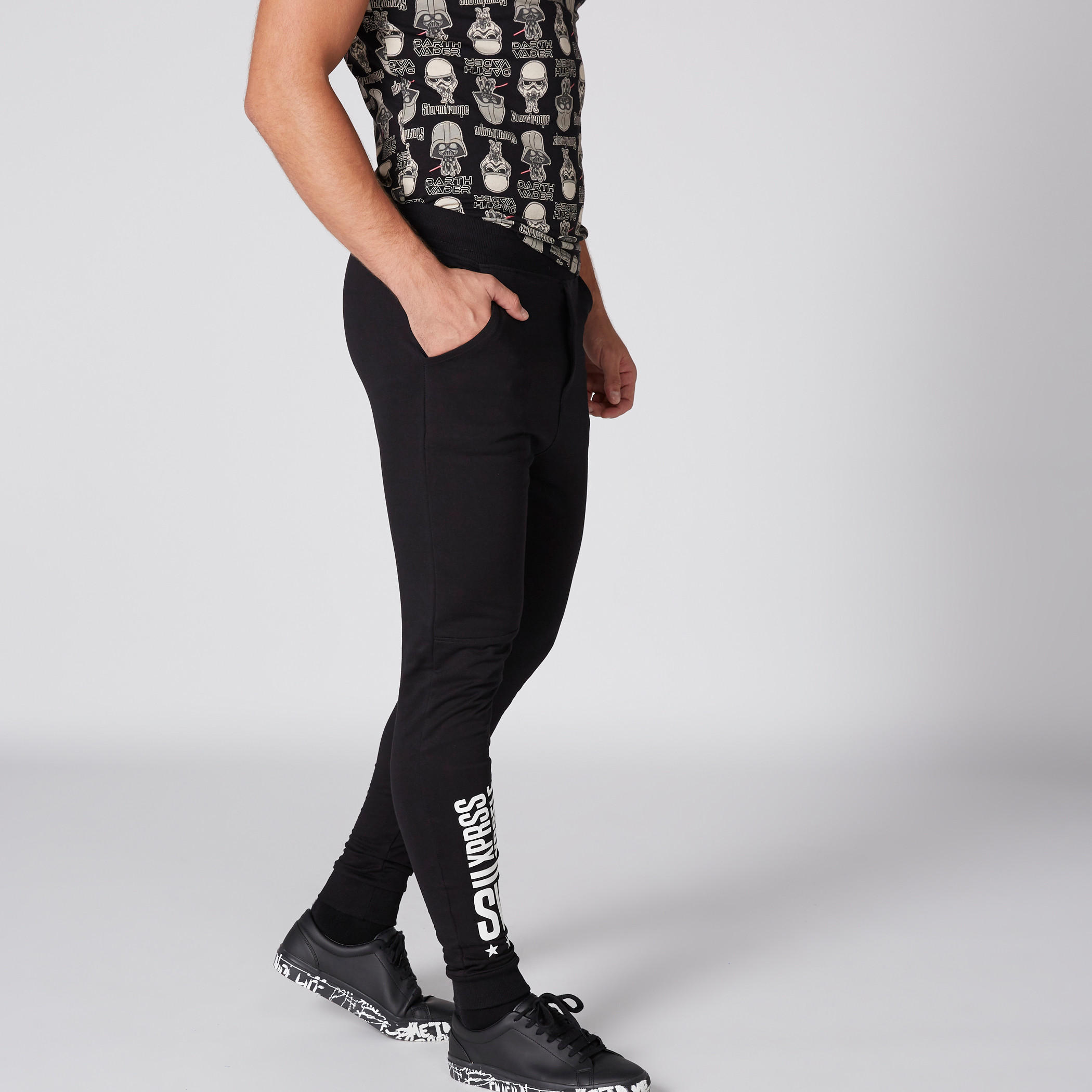 بنطال رياضي طويل بجيوب وطبعات سمايلي وورلد-men-clothing-bottoms-joggers-image-3