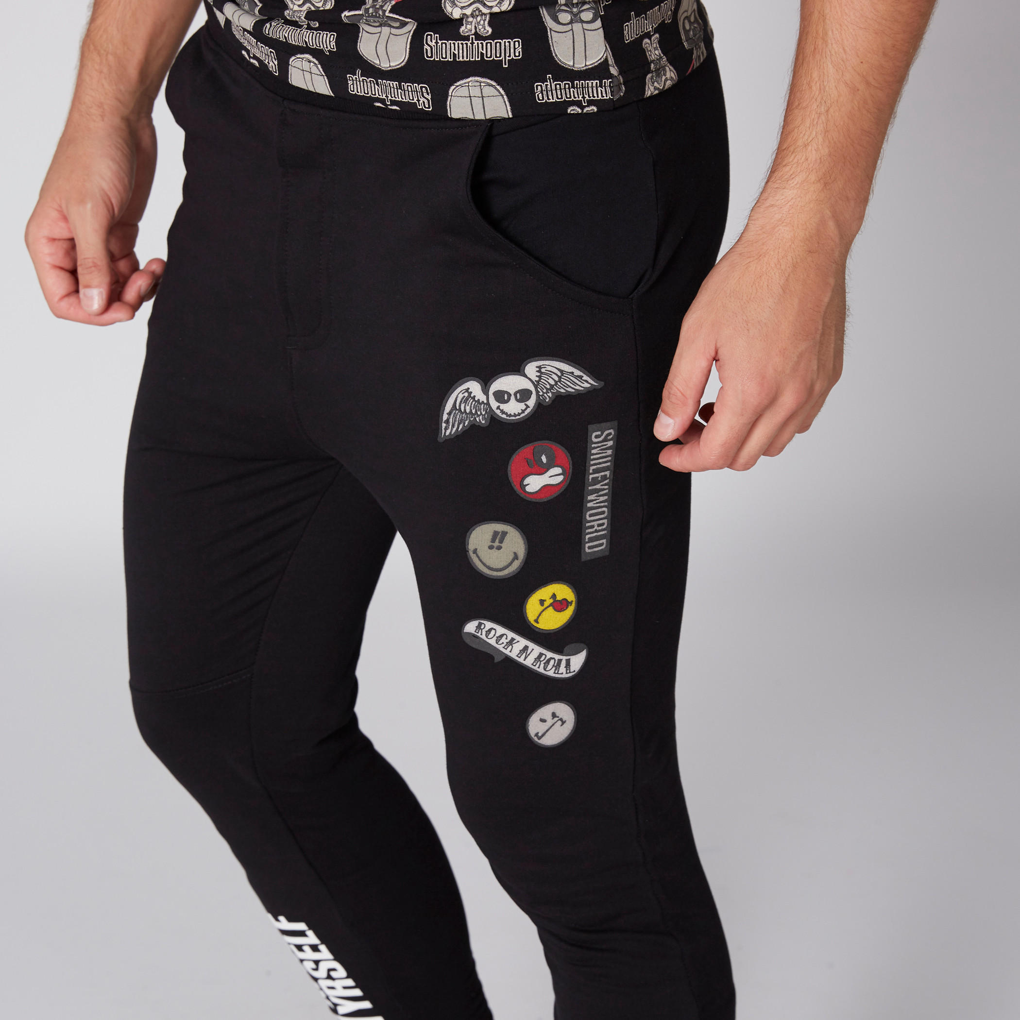 بنطال رياضي طويل بجيوب وطبعات سمايلي وورلد-men-clothing-bottoms-joggers-image-4