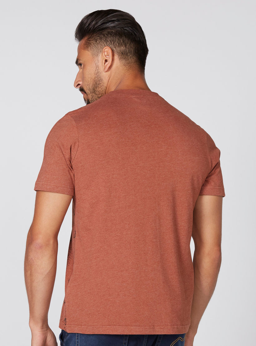 تيشيرت بياقة مستديرة وأكمام قصيرة مع طبعات سمايلي وورلد-men-clothing-tshirtsandpolos-tshirts-image-4