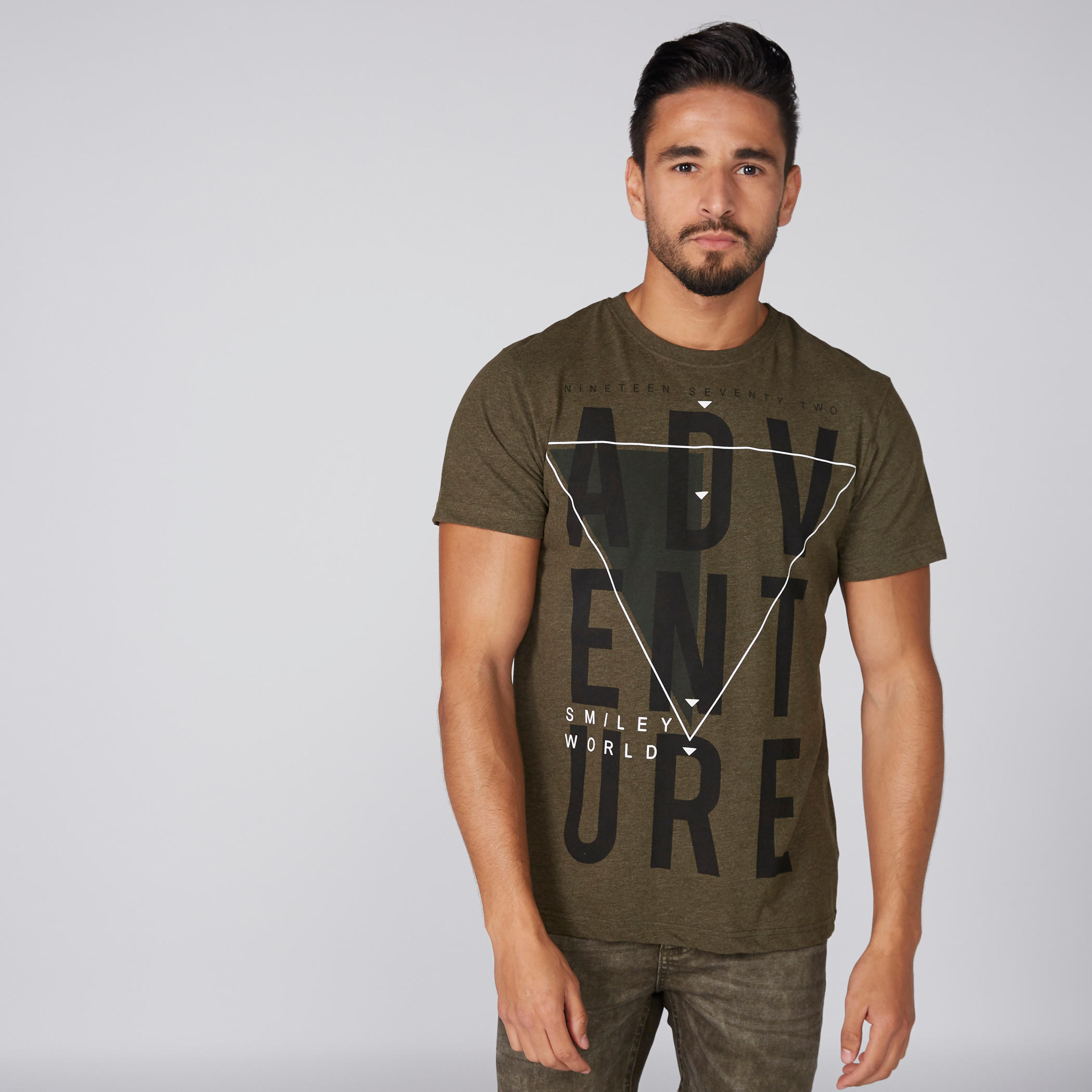 تيشيرت بياقة ضيّقة وأكمام قصيرة وطبعات سمايلي وورلد-men-clothing-tshirtsandpolos-tshirts-image-1