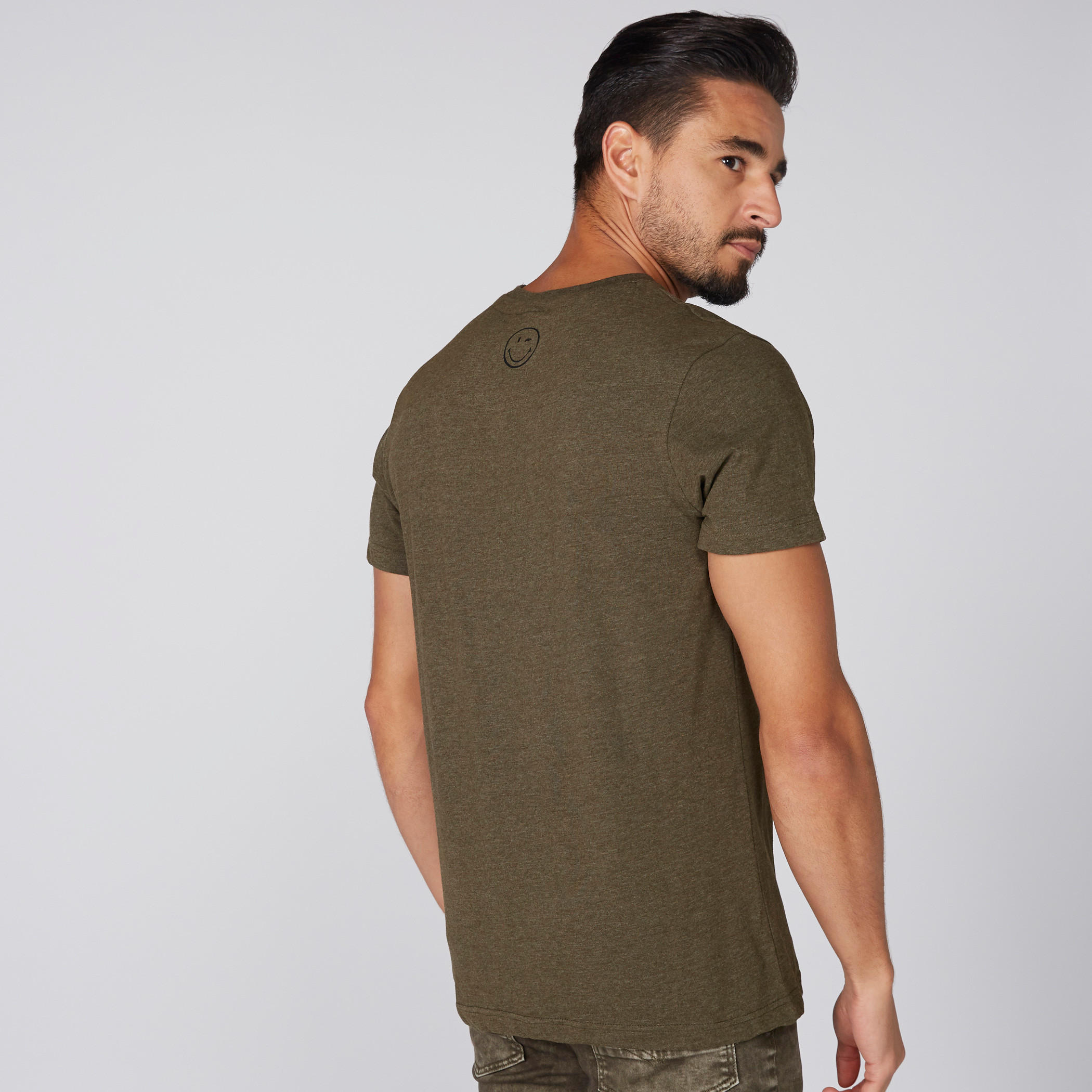 تيشيرت بياقة ضيّقة وأكمام قصيرة وطبعات سمايلي وورلد-men-clothing-tshirtsandpolos-tshirts-image-2