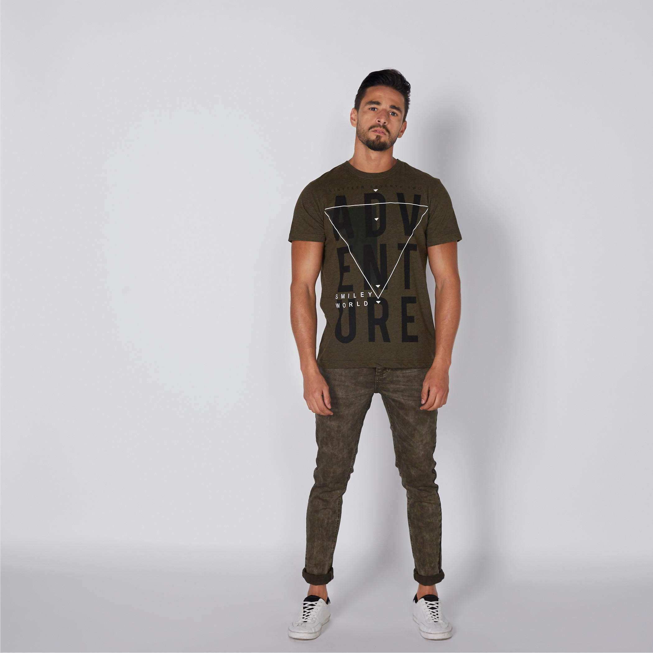 تيشيرت بياقة ضيّقة وأكمام قصيرة وطبعات سمايلي وورلد-men-clothing-tshirtsandpolos-tshirts-image-3