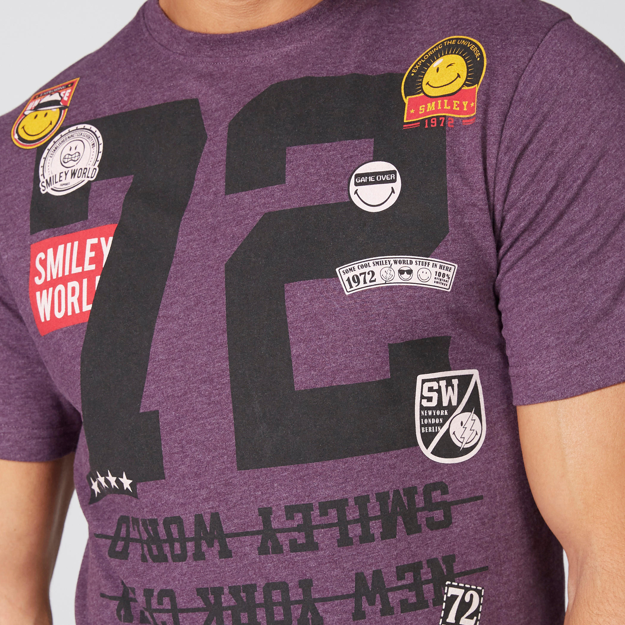 تيشيرت بياقة مستديرة وأكمام قصيرة مع طبعات سمايلي وورلد-men-clothing-tshirtsandpolos-tshirts-image-3