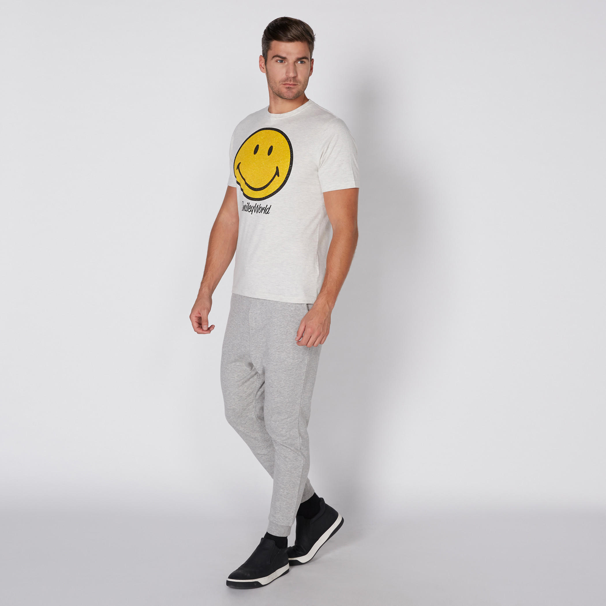 تيشيرت بأكمام قصيرة وياقة مستديرة وطبعات سمايلي وورلد-men-clothing-tshirtsandpolos-tshirts-image-2