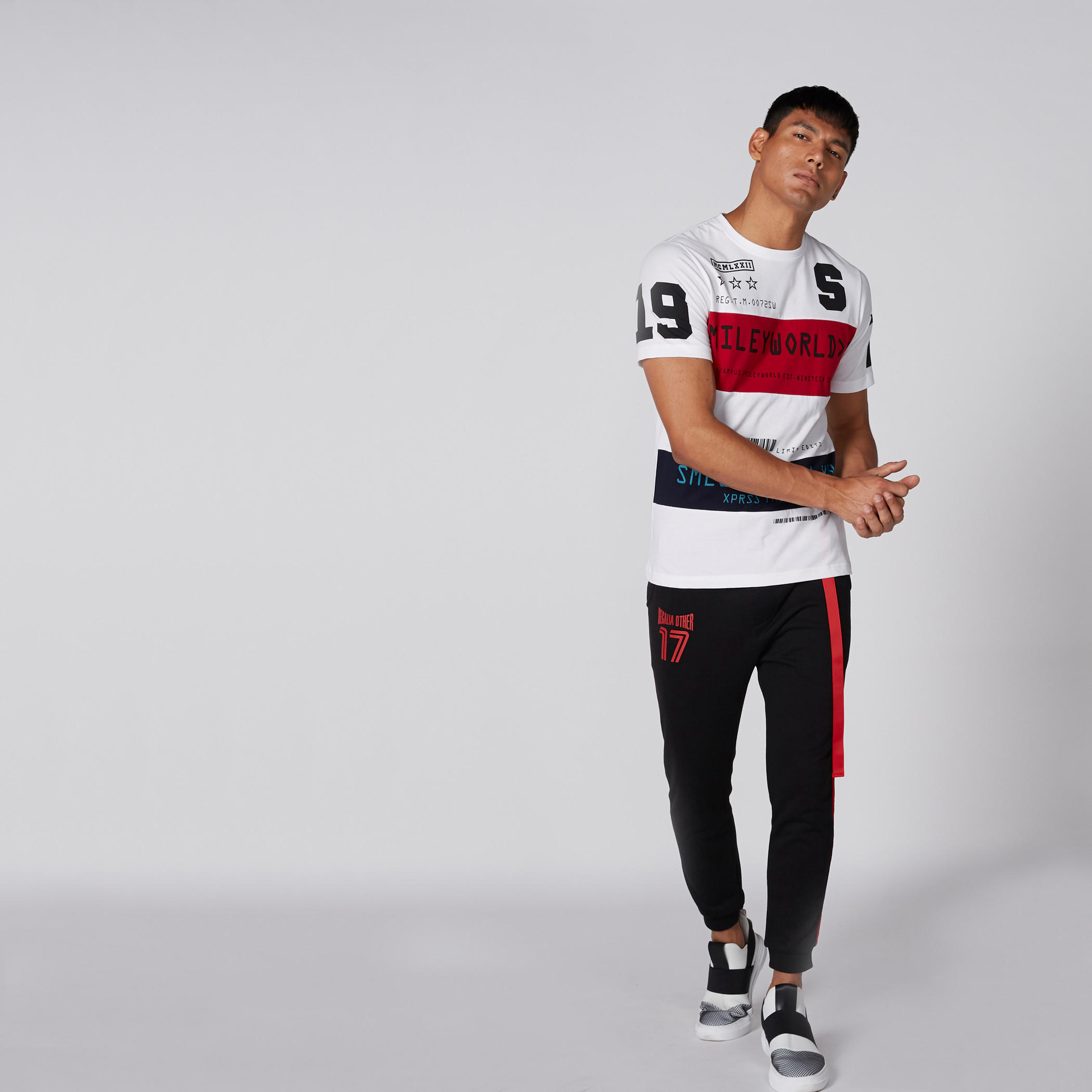 تيشيرت بأكمام قصيرة وطبعات سمايلي وورلد-men-clothing-tshirtsandpolos-tshirts-image-4
