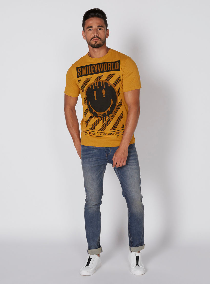 تيشيرت بياقة ضيّقة وأكمام قصيرة وطبعات سمايلي وورلد-men-clothing-tshirtsandpolos-tshirts-image-2