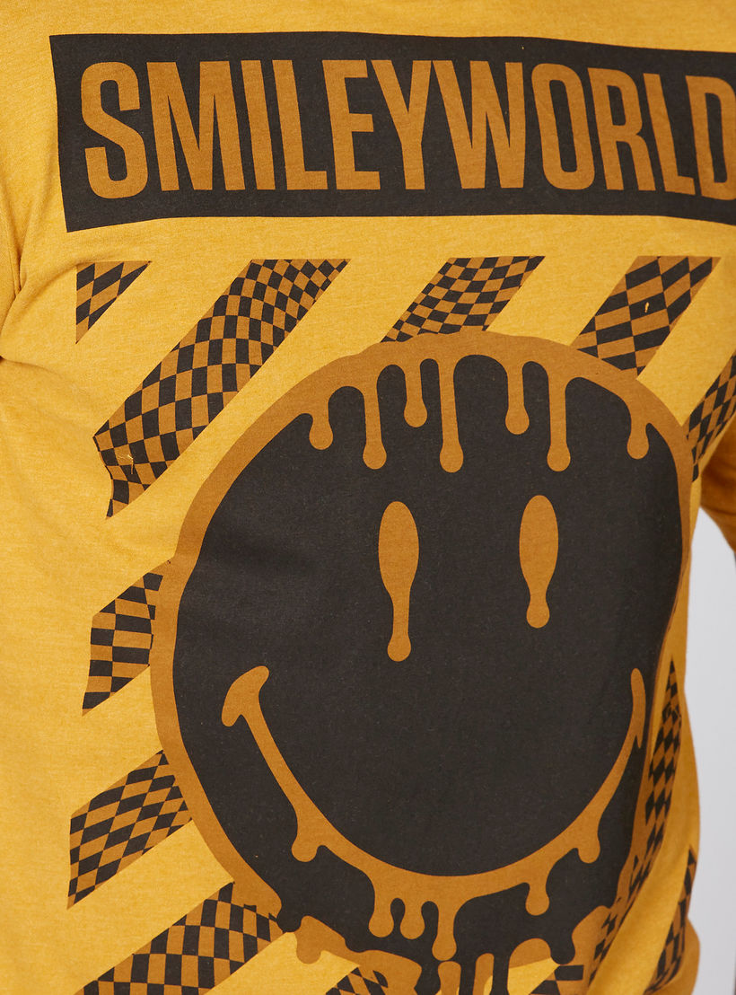 تيشيرت بياقة ضيّقة وأكمام قصيرة وطبعات سمايلي وورلد-men-clothing-tshirtsandpolos-tshirts-image-3
