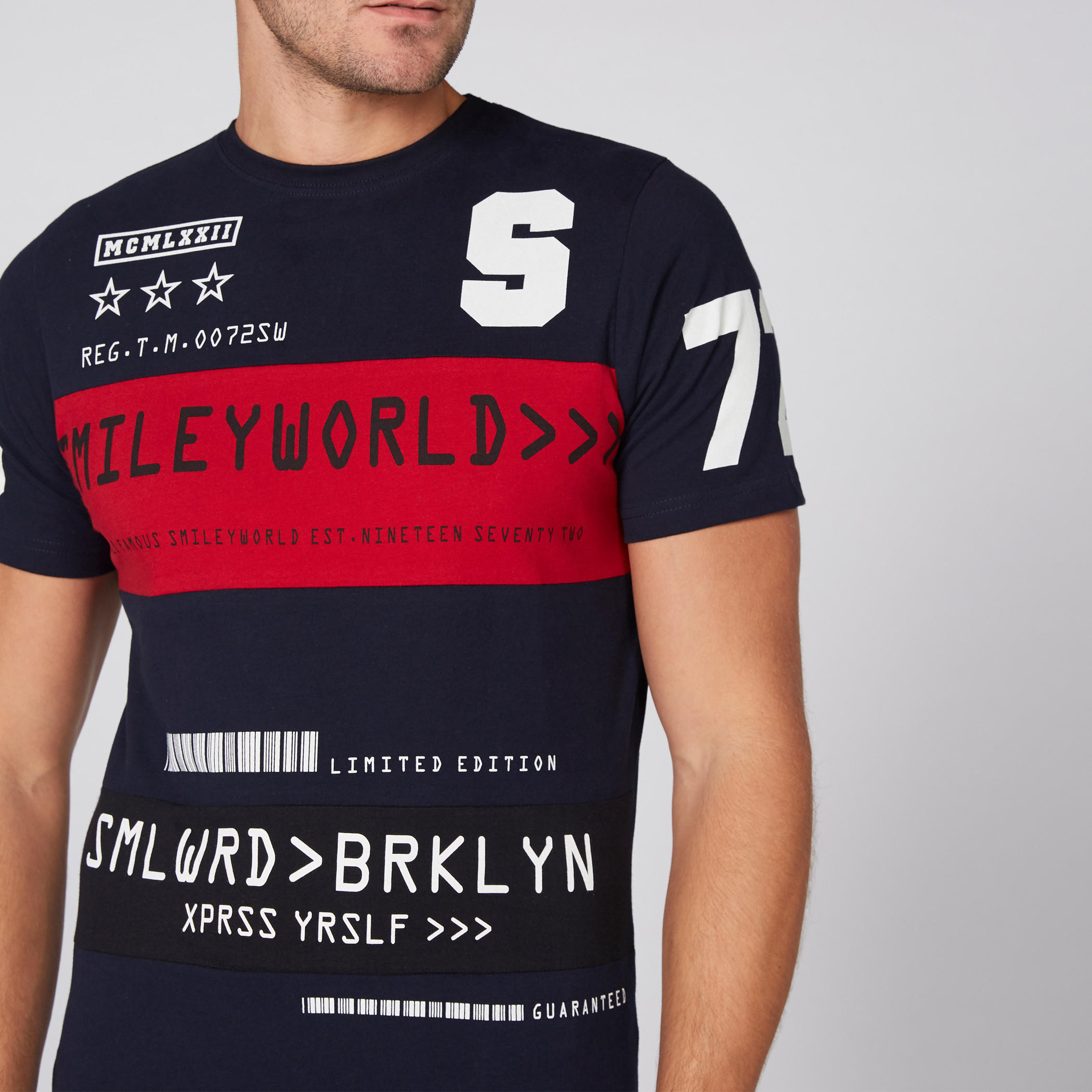 تيشيرت بأكمام قصيرة وياقة مستديرة وطبعات سمايلي وورلد-men-clothing-tshirtsandpolos-tshirts-image-3