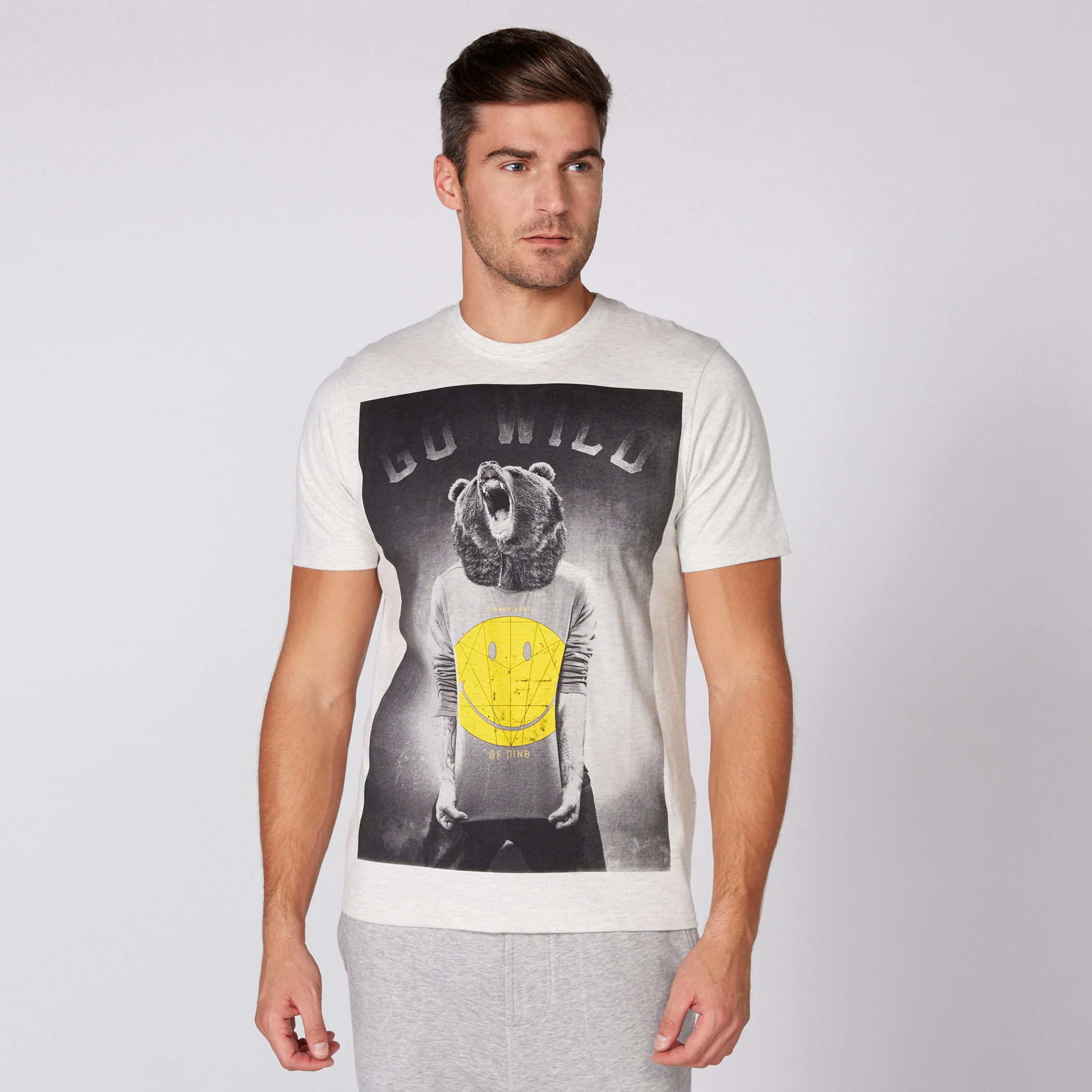 تيشيرت بأكمام قصيرة وياقة مستديرة وطبعات سمايلي وورلد-men-clothing-tshirtsandpolos-tshirts-image-4