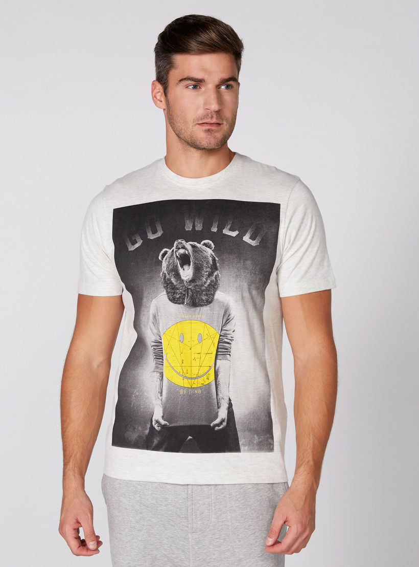 تيشيرت بأكمام قصيرة وياقة مستديرة وطبعات سمايلي وورلد-men-clothing-tshirtsandpolos-tshirts-image-4