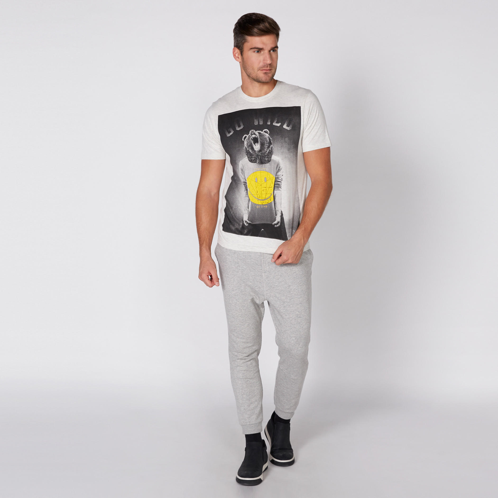 تيشيرت بأكمام قصيرة وياقة مستديرة وطبعات سمايلي وورلد-men-clothing-tshirtsandpolos-tshirts-image-3