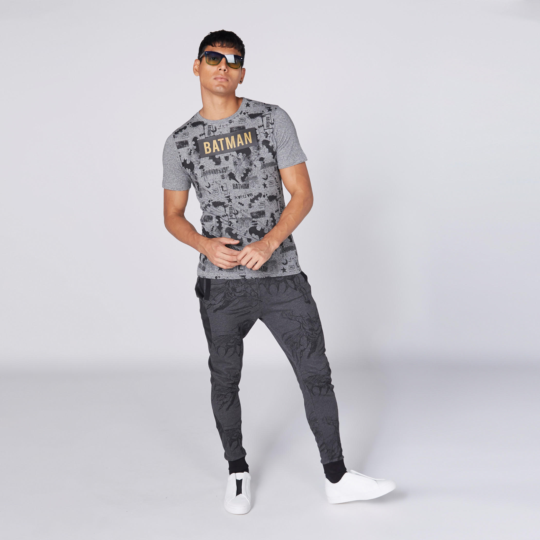 تيشيرت بأكمام قصيرة وياقة مستديرة وطبعات باتمان-men-clothing-tshirtsandpolos-tshirts-image-1