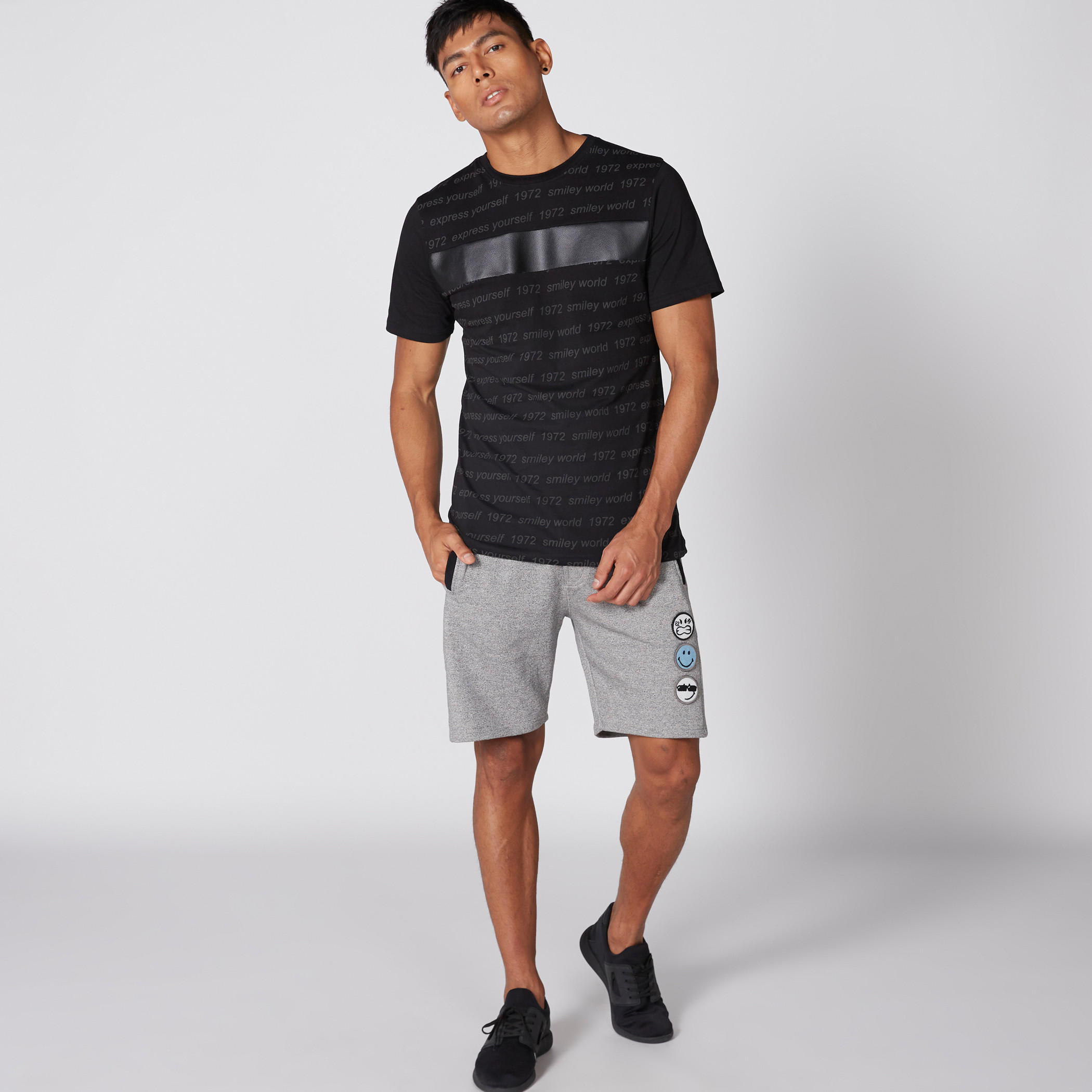 تيشيرت بياقة مستديرة وأكمام قصيرة وطبعات سمايلي وورلد-men-clothing-tshirtsandpolos-tshirts-image-3