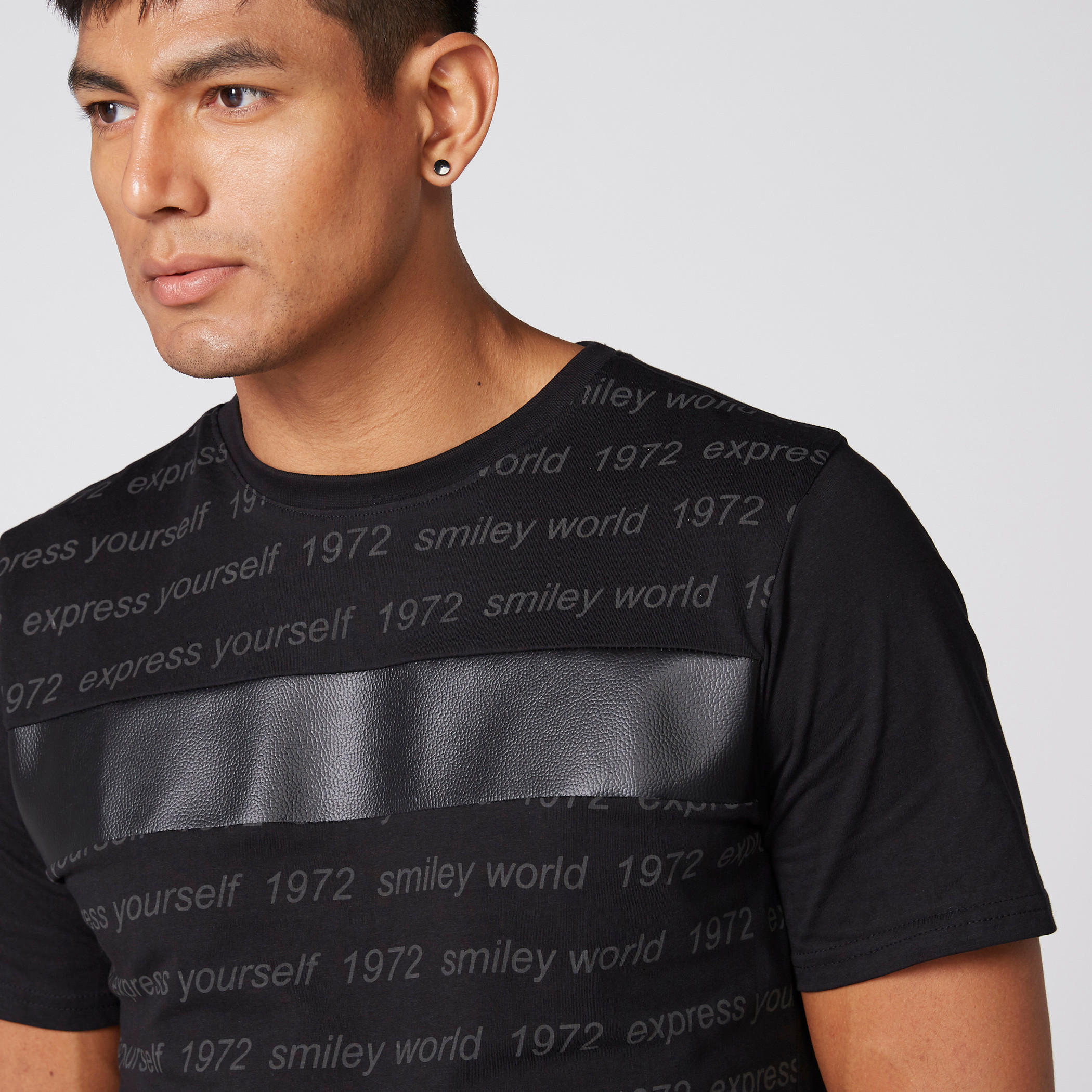 تيشيرت بياقة مستديرة وأكمام قصيرة وطبعات سمايلي وورلد-men-clothing-tshirtsandpolos-tshirts-image-4