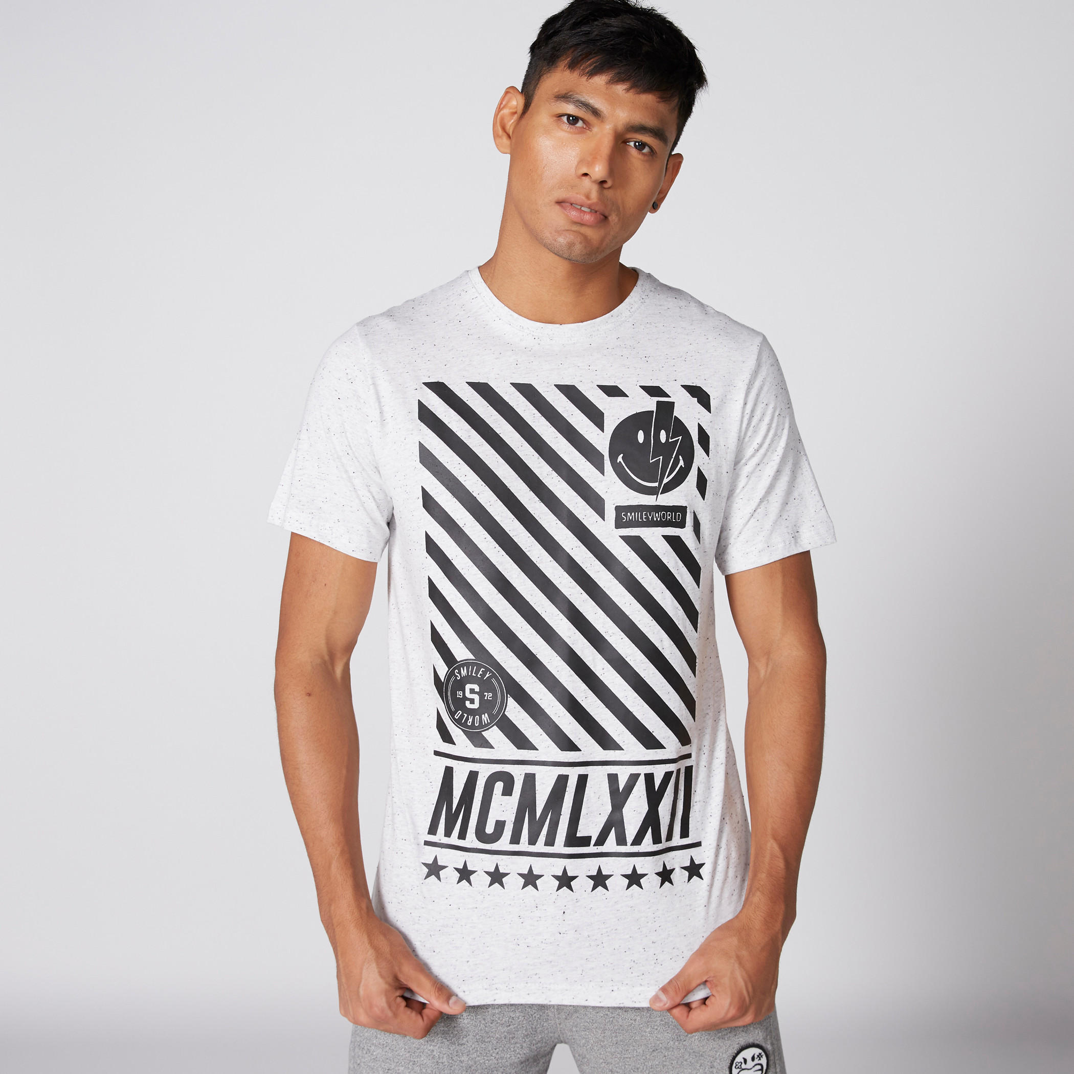 تيشيرت بياقة مستديرة وأكمام قصيرة وطبعات سمايلي وورلد-men-clothing-tshirtsandpolos-tshirts-image-1