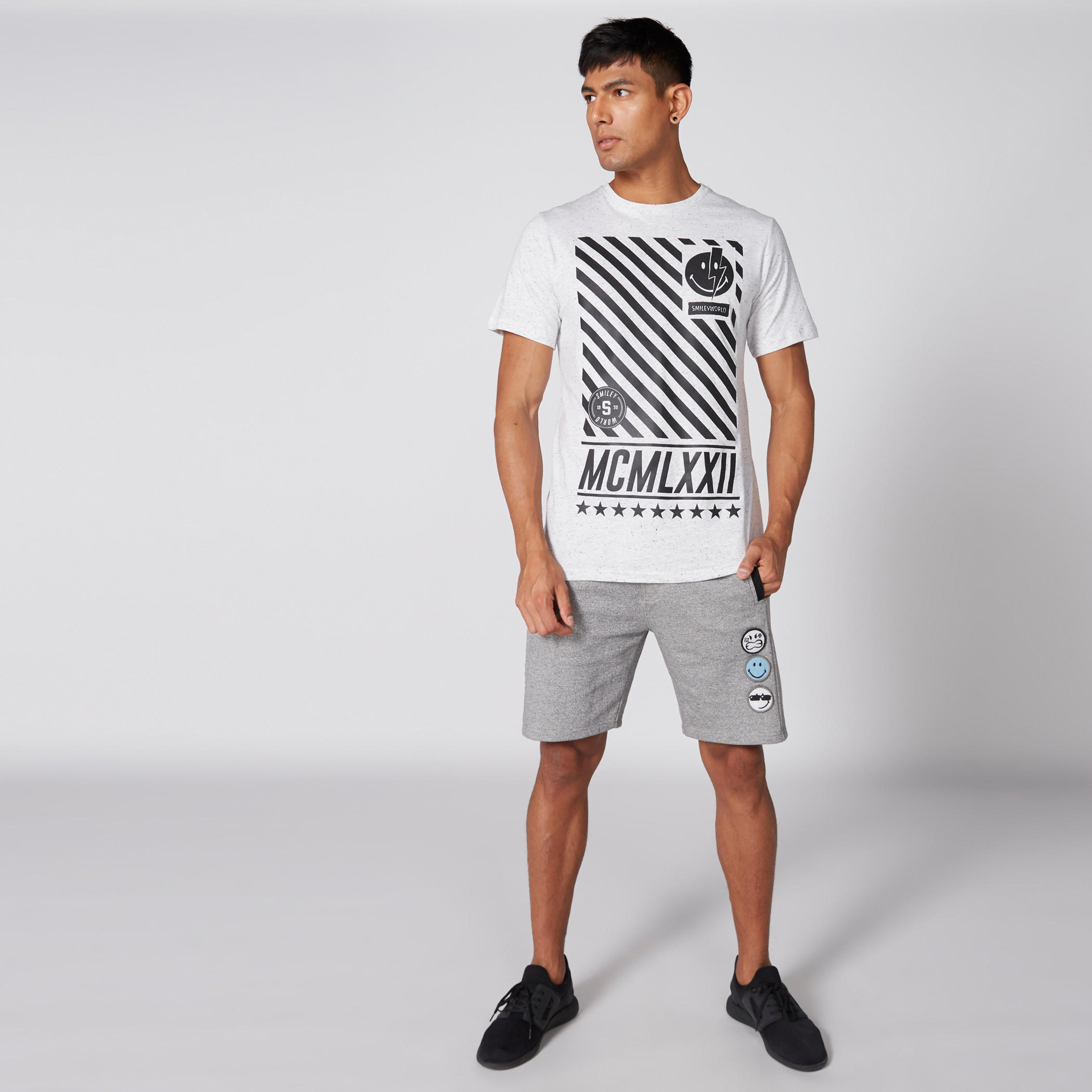 تيشيرت بياقة مستديرة وأكمام قصيرة وطبعات سمايلي وورلد-men-clothing-tshirtsandpolos-tshirts-image-3