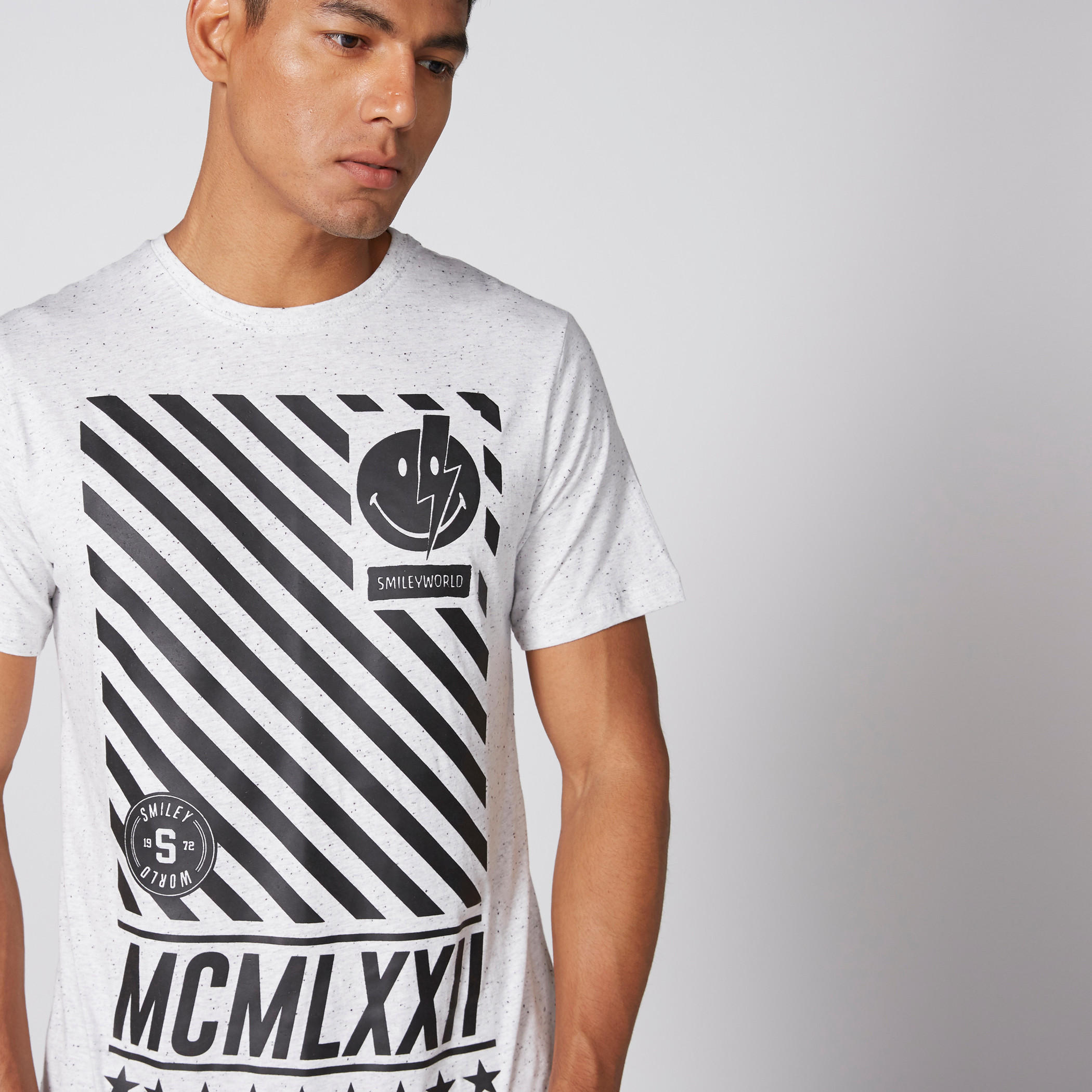 تيشيرت بياقة مستديرة وأكمام قصيرة وطبعات سمايلي وورلد-men-clothing-tshirtsandpolos-tshirts-image-4