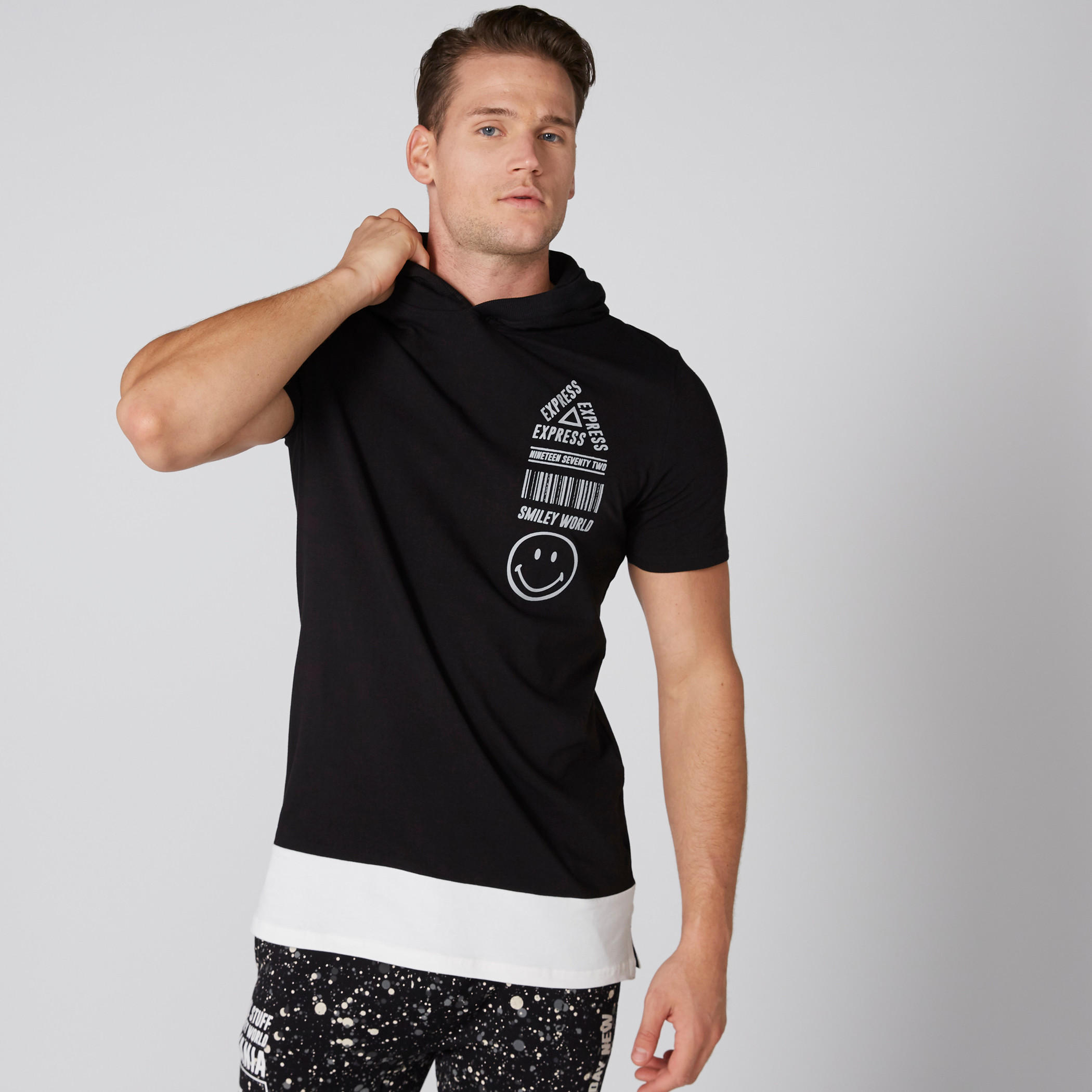تيشيرت بطبعات وأكمام قصيرة وقبعة-men-clothing-tshirtsandpolos-tshirts-image-1