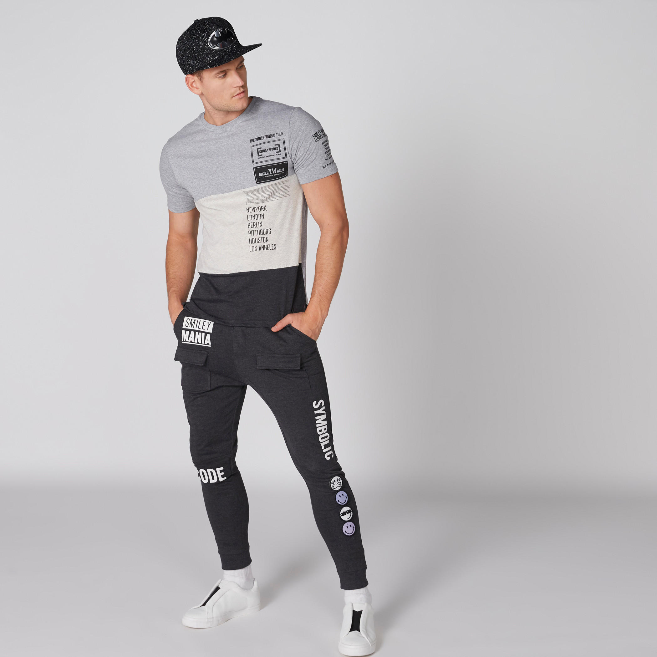تيشيرت بأكمام قصيرة وياقة مستديرة وطبعات سمايلي وورلد-men-clothing-tshirtsandpolos-tshirts-image-1